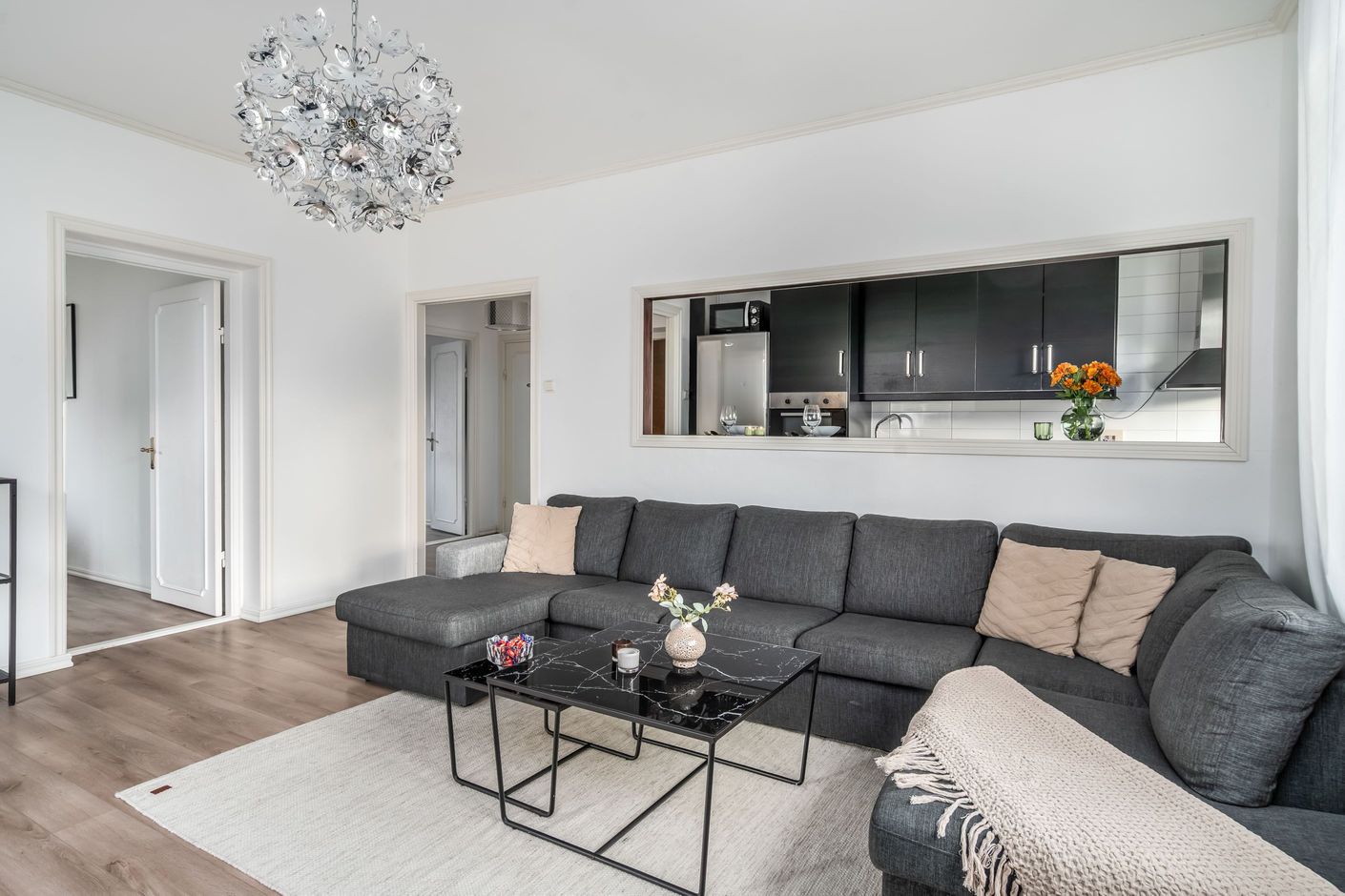 Ljust och inbjudande vardagsrum med gott om plats för umgänge och en öppen känsla mot köket.