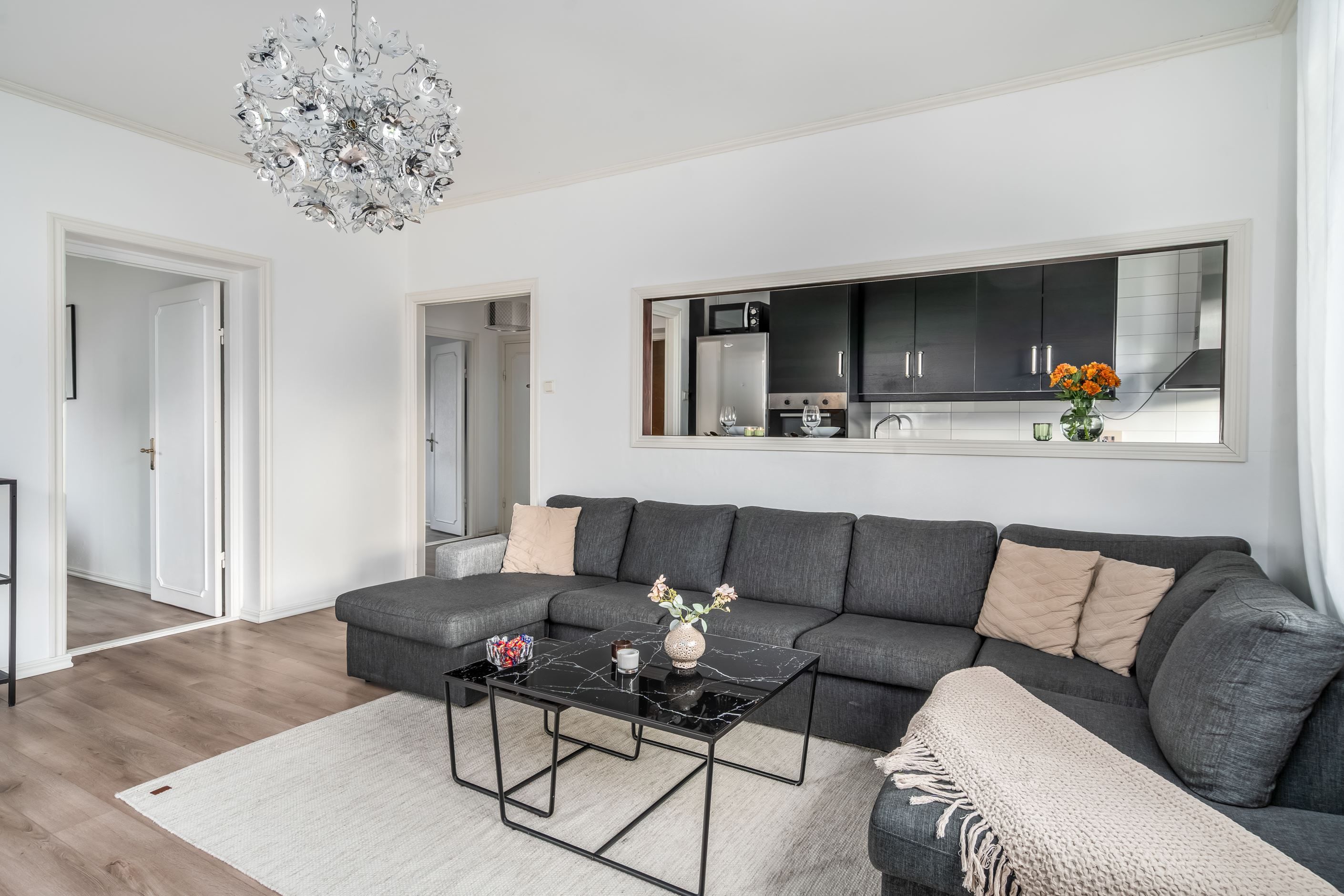 Ljust och inbjudande vardagsrum med gott om plats för umgänge och en öppen känsla mot köket.