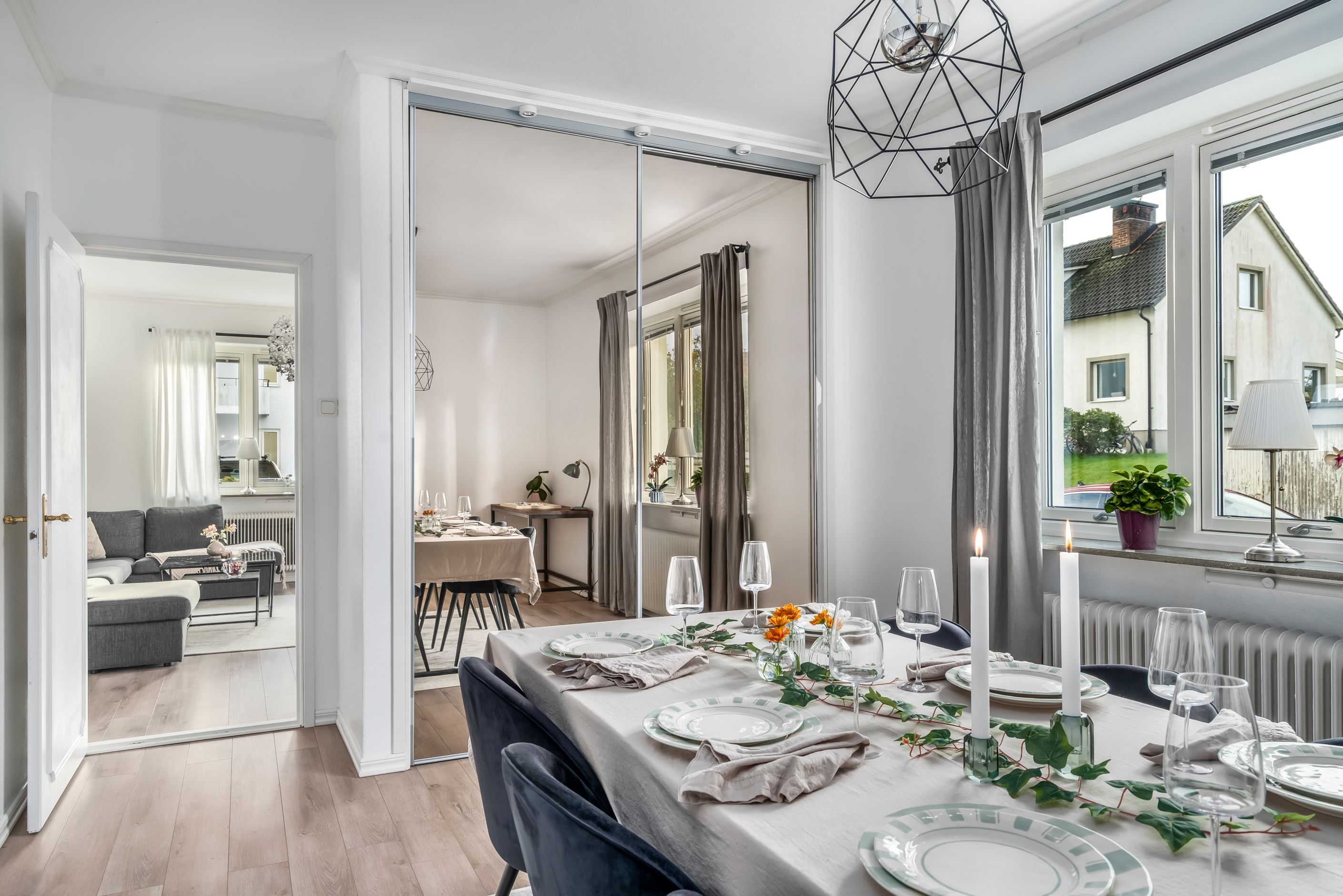 Ett av sovrummen används idag som ett elegant och lyxigt  matrum