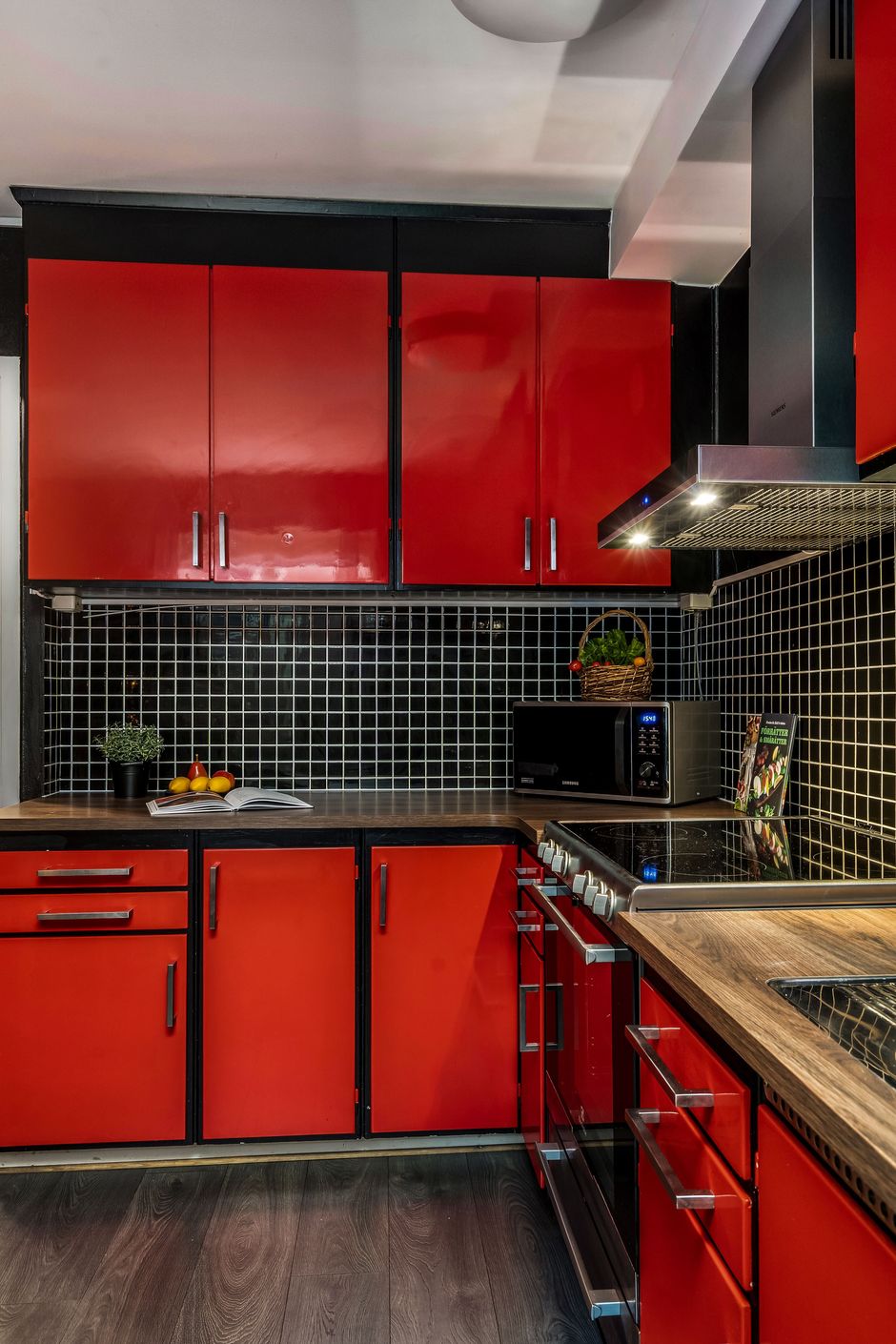 Praktiskt kök med mycket arbetsyta