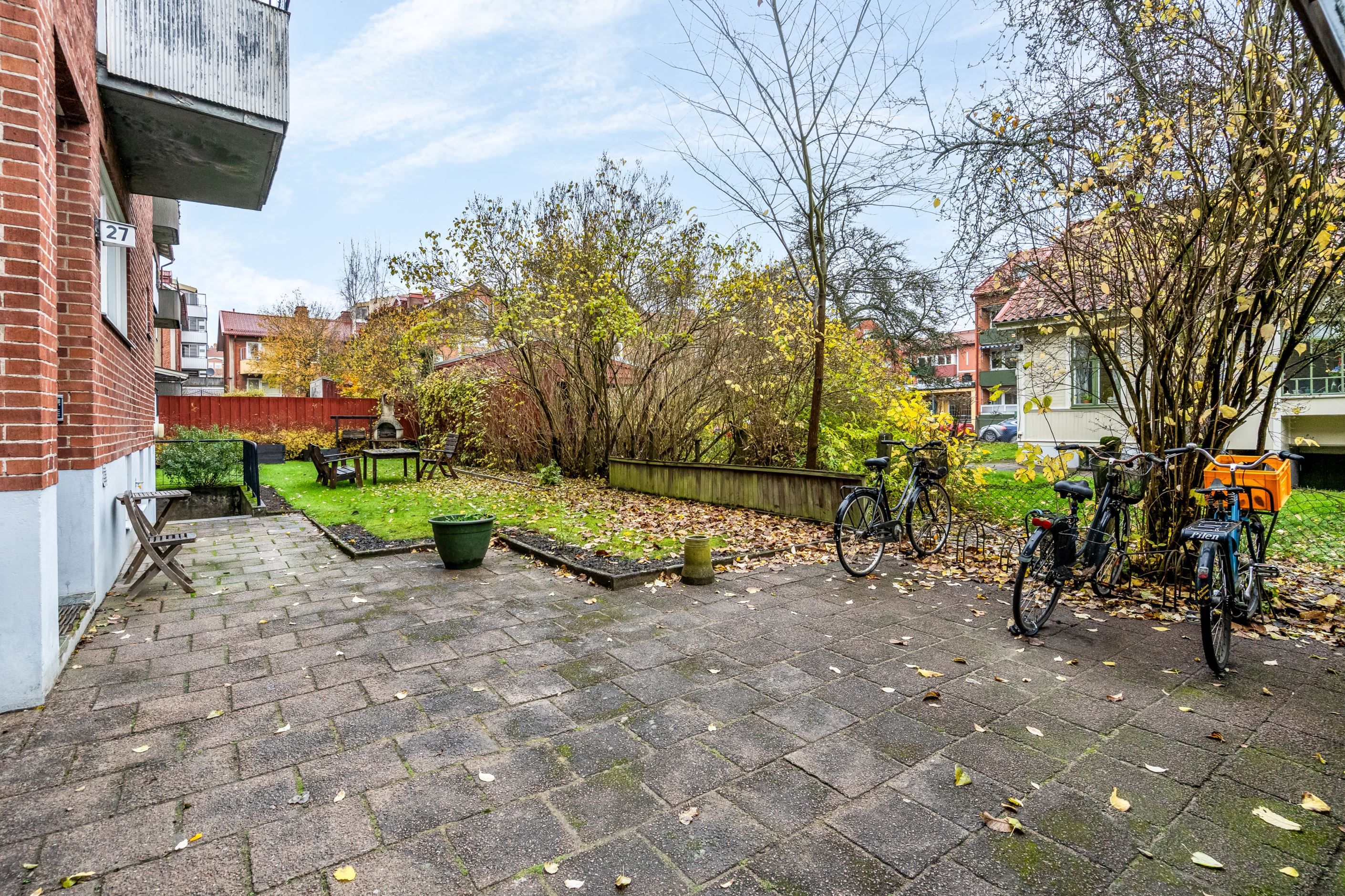 Liten gemensam trädgård med grillplats