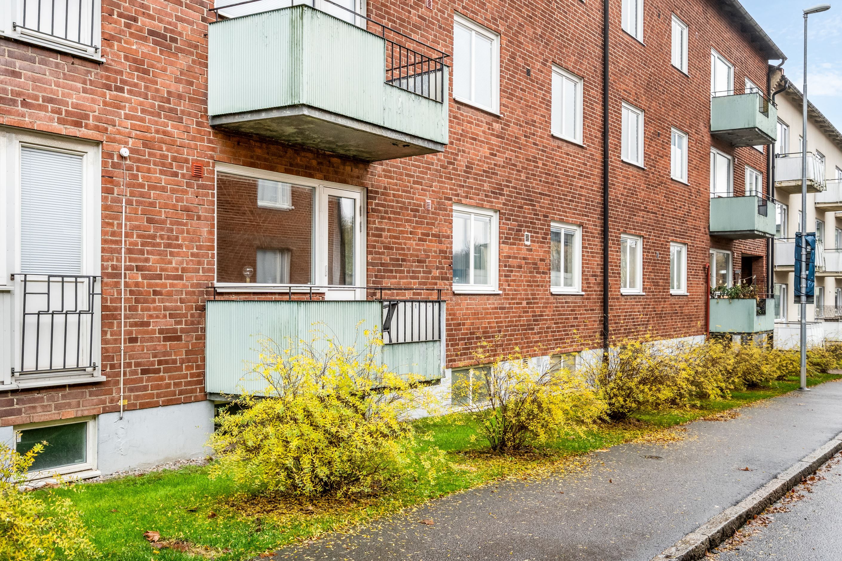 Fasadbild med balkong på första våningen