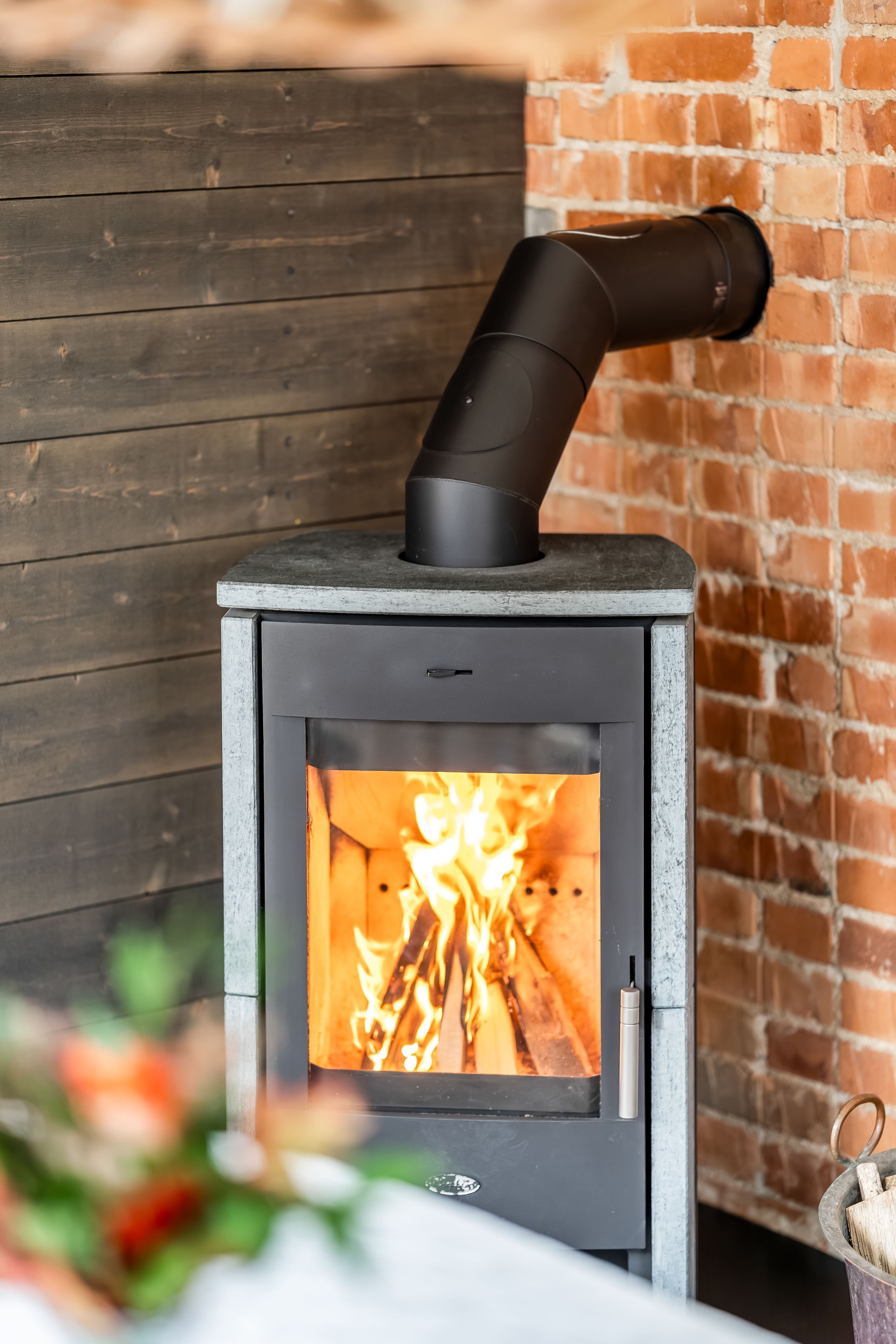 Värmande kamin placerat centralt på entréplan