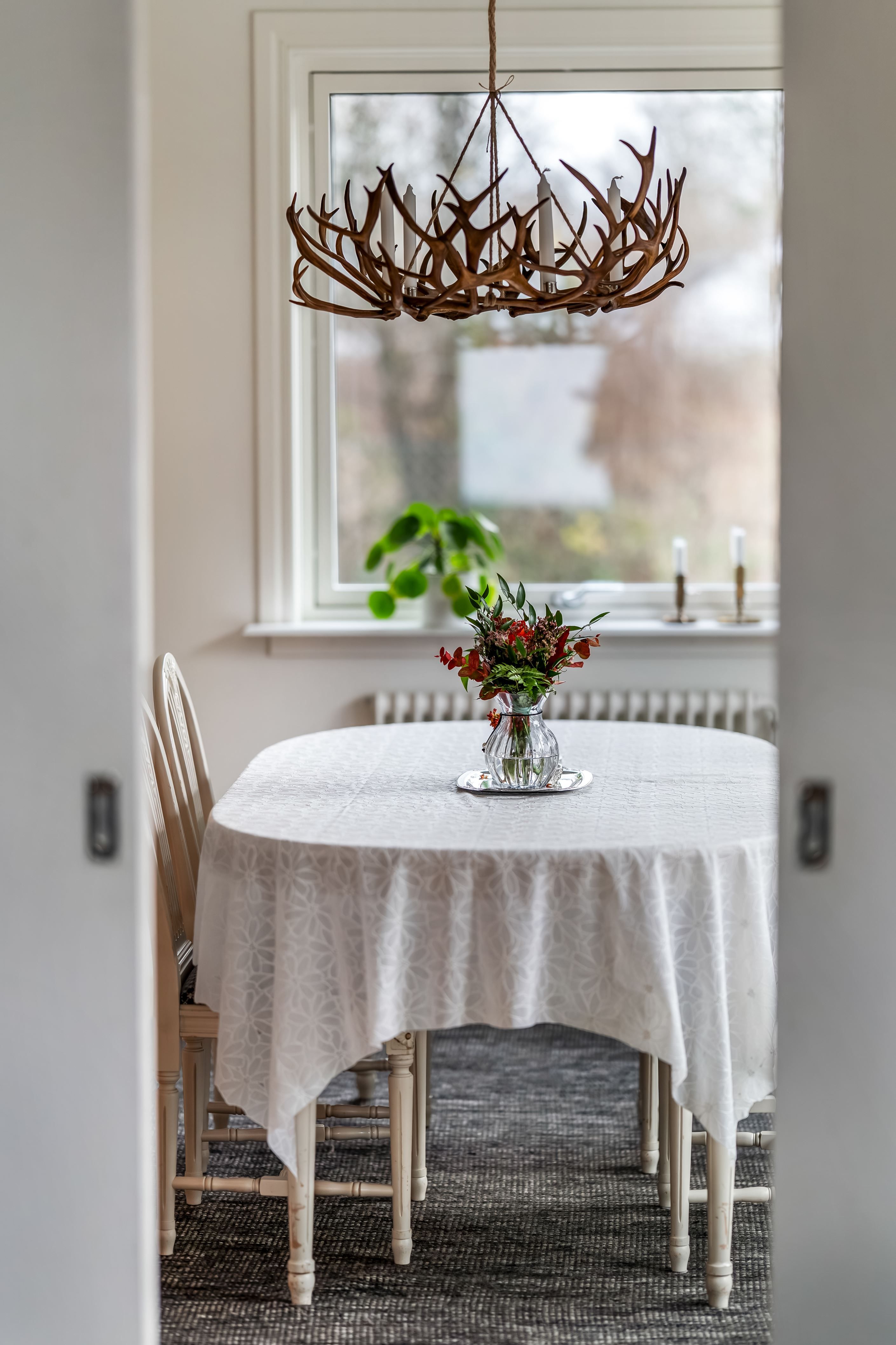 Praktiska skjutdörrar mellan vardagsrum och matrum