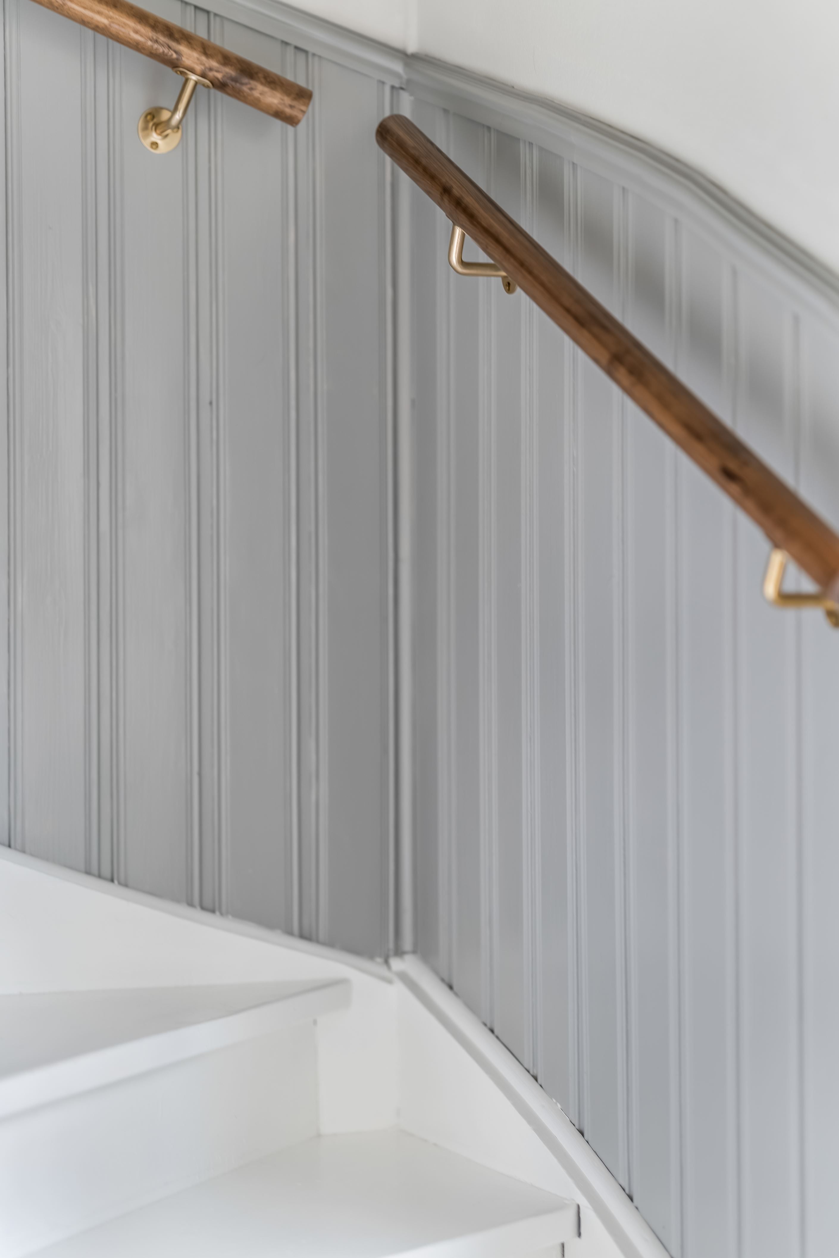 Vackra räcken och träpanel i trappan till övre plan