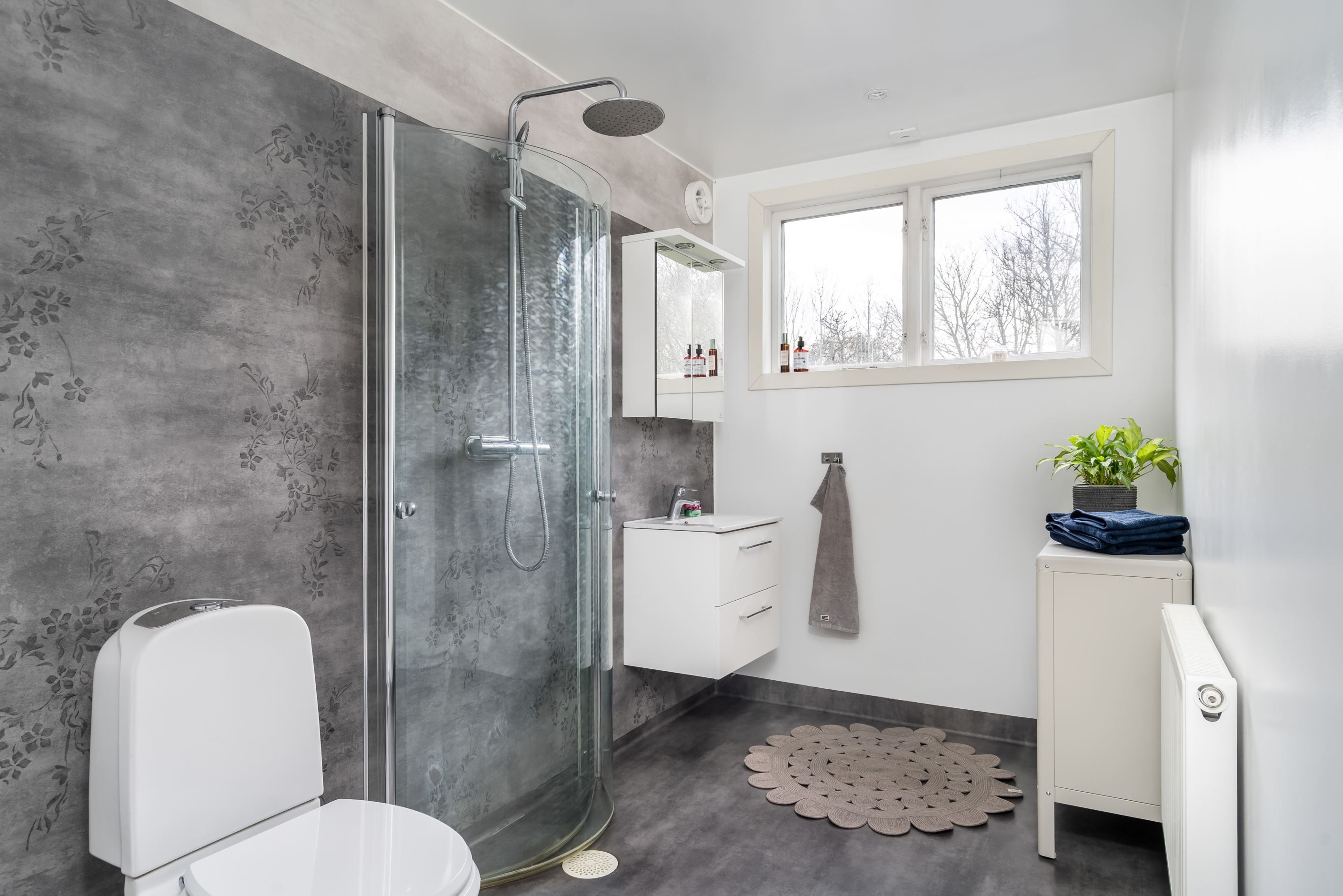 Rymligt och fräscht duschrum