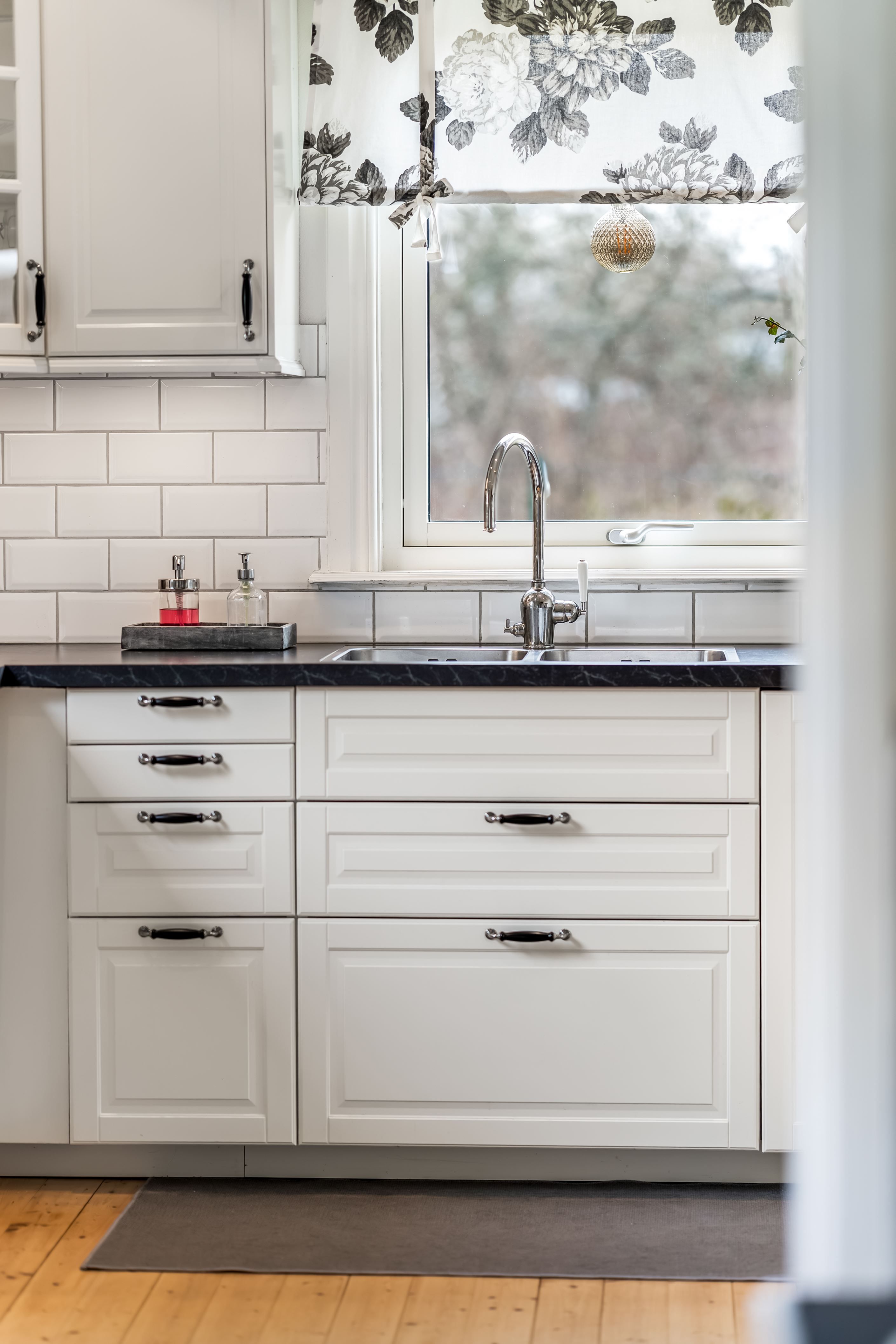 Trevligt kök med fönster över arbetsytorna