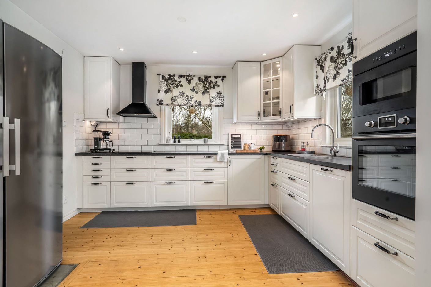 Stort rymligt kök med gott om arbetsyta