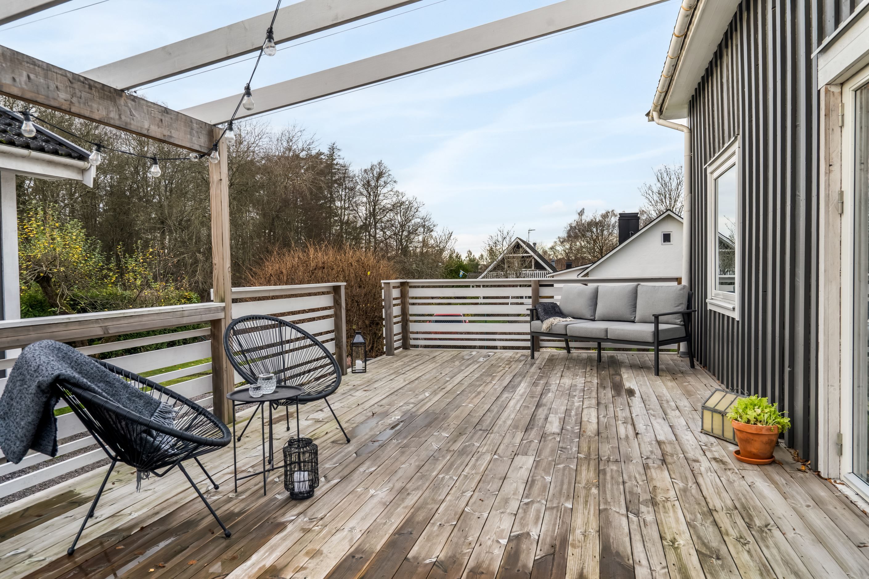 Stor altan i anslutning till huset