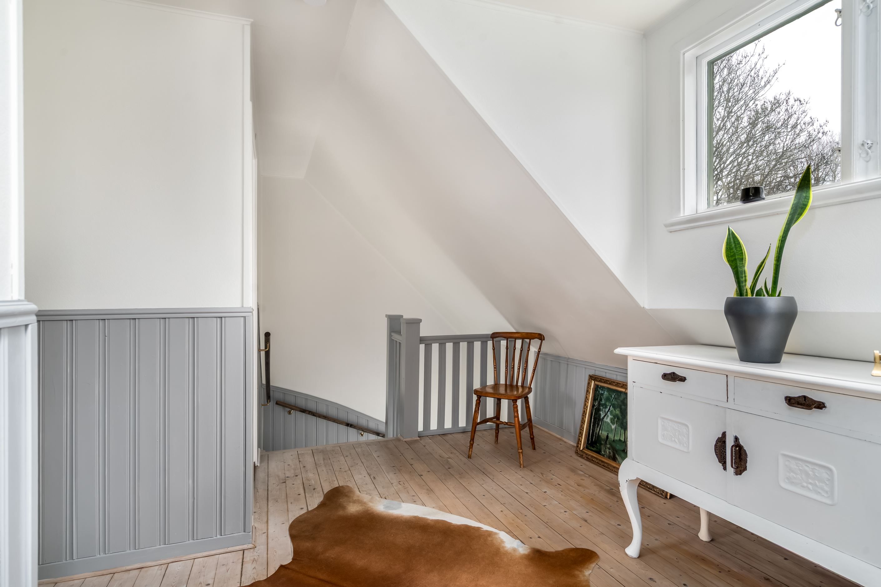 Charmig hall på övre plan