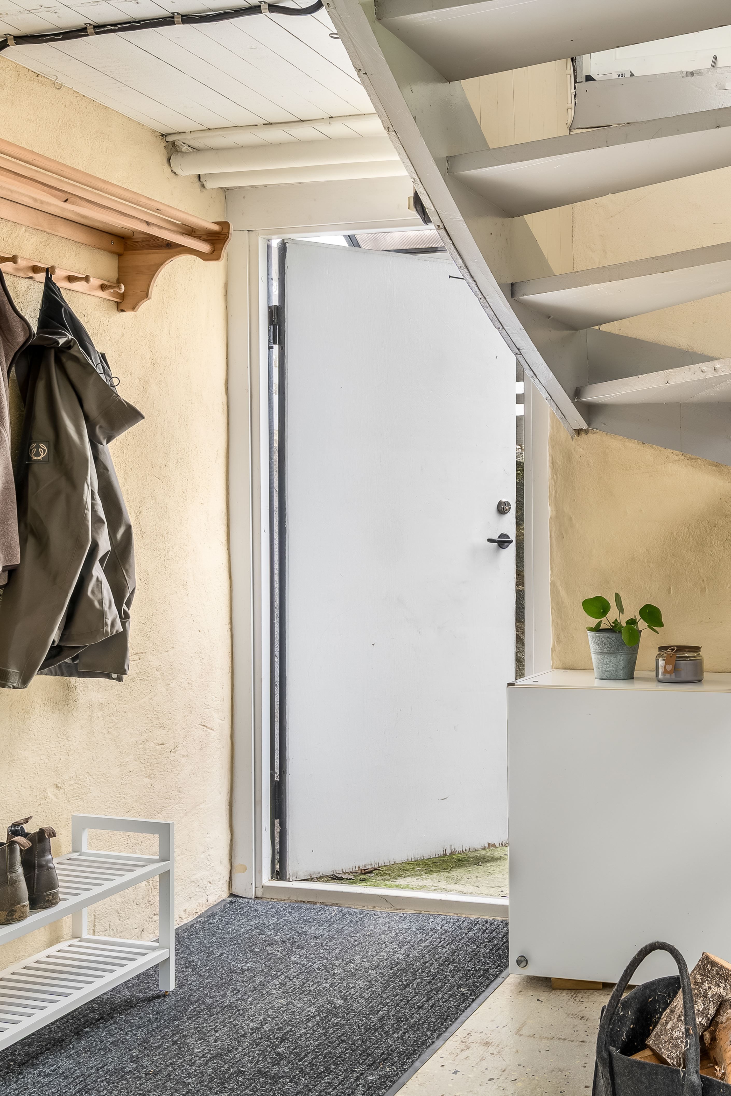 Groventré på källarplan