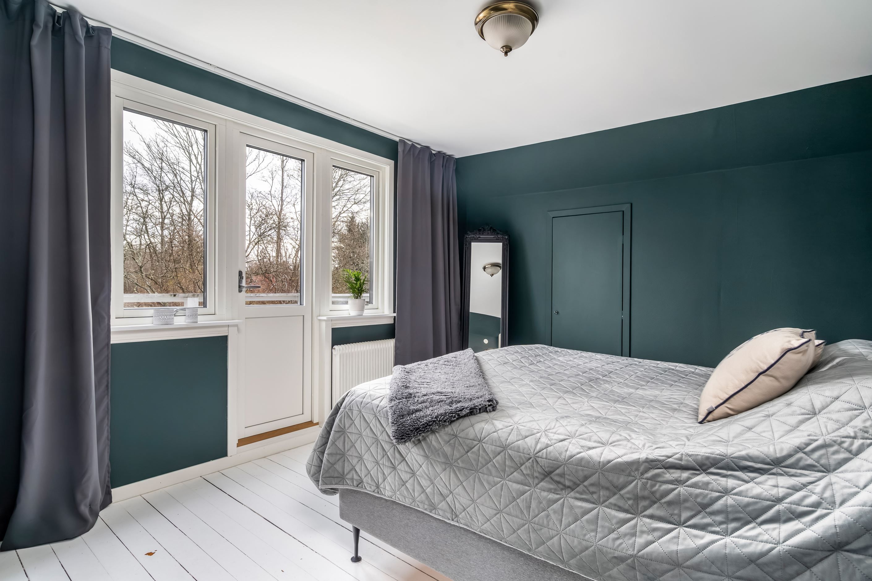 Mysigt sovrum med balkong