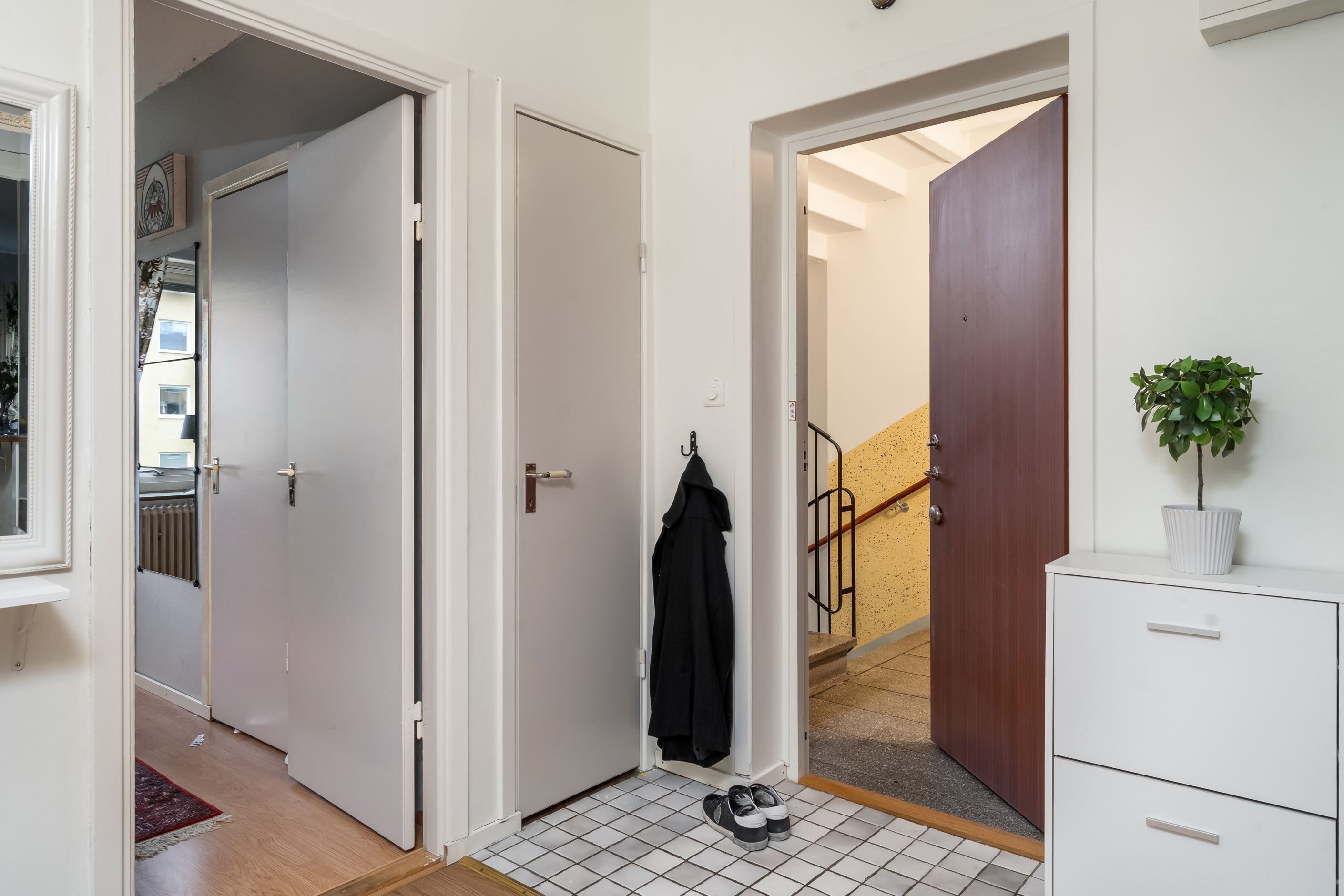 Praktiskt klinkergolv vid entrén