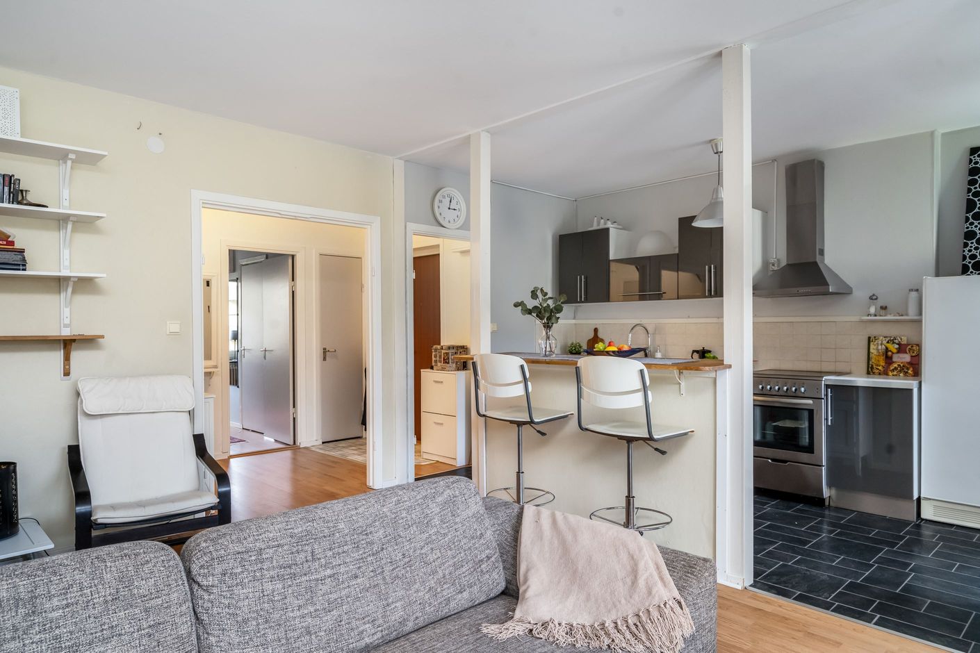 Öppen planlösning mellan vardagsrum och kök