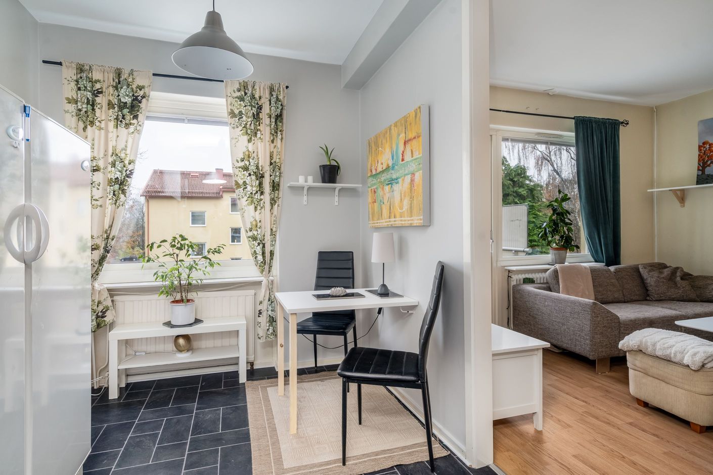 Matplats vid fönstret i köket