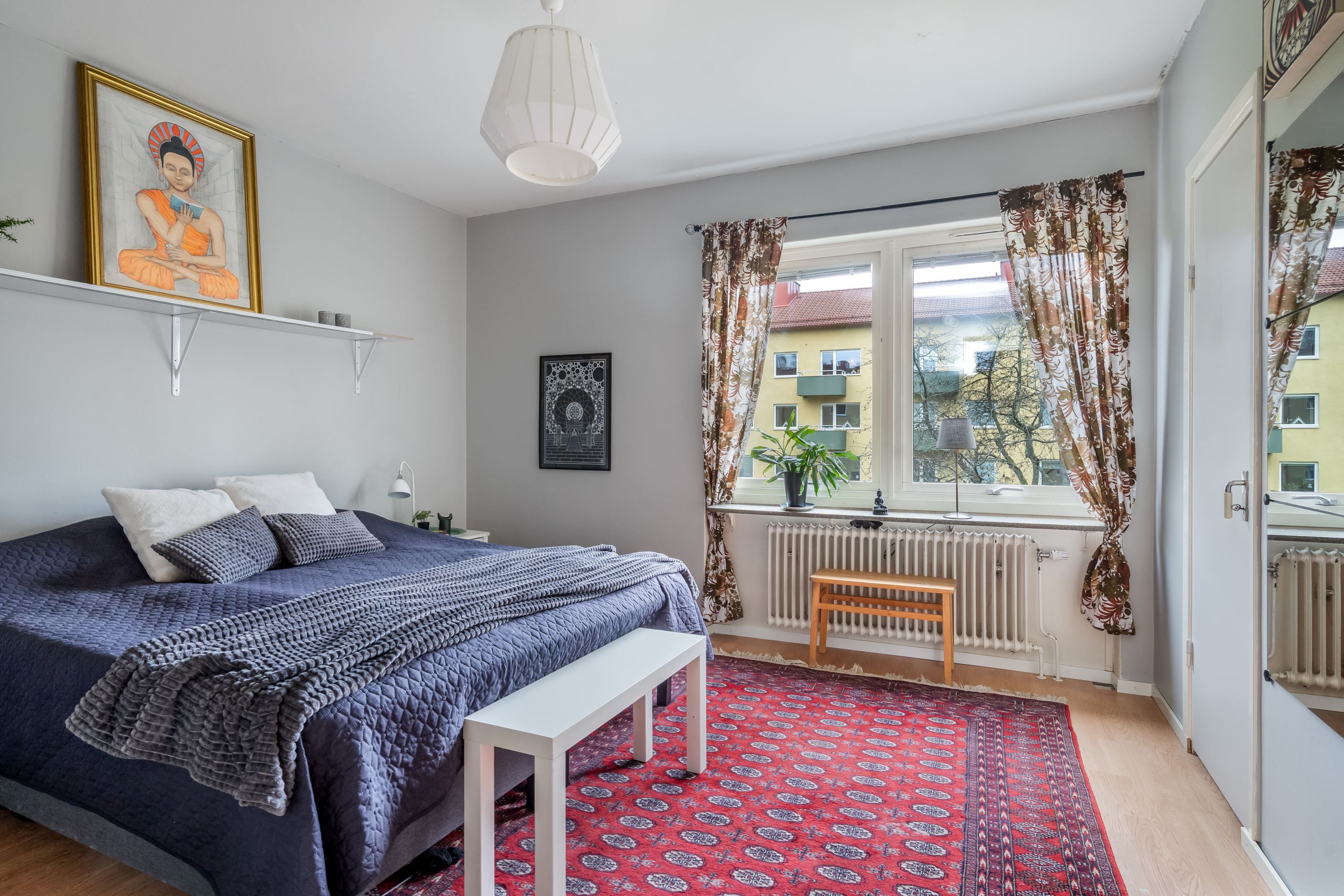 Stort sovrum med gott om förvaring