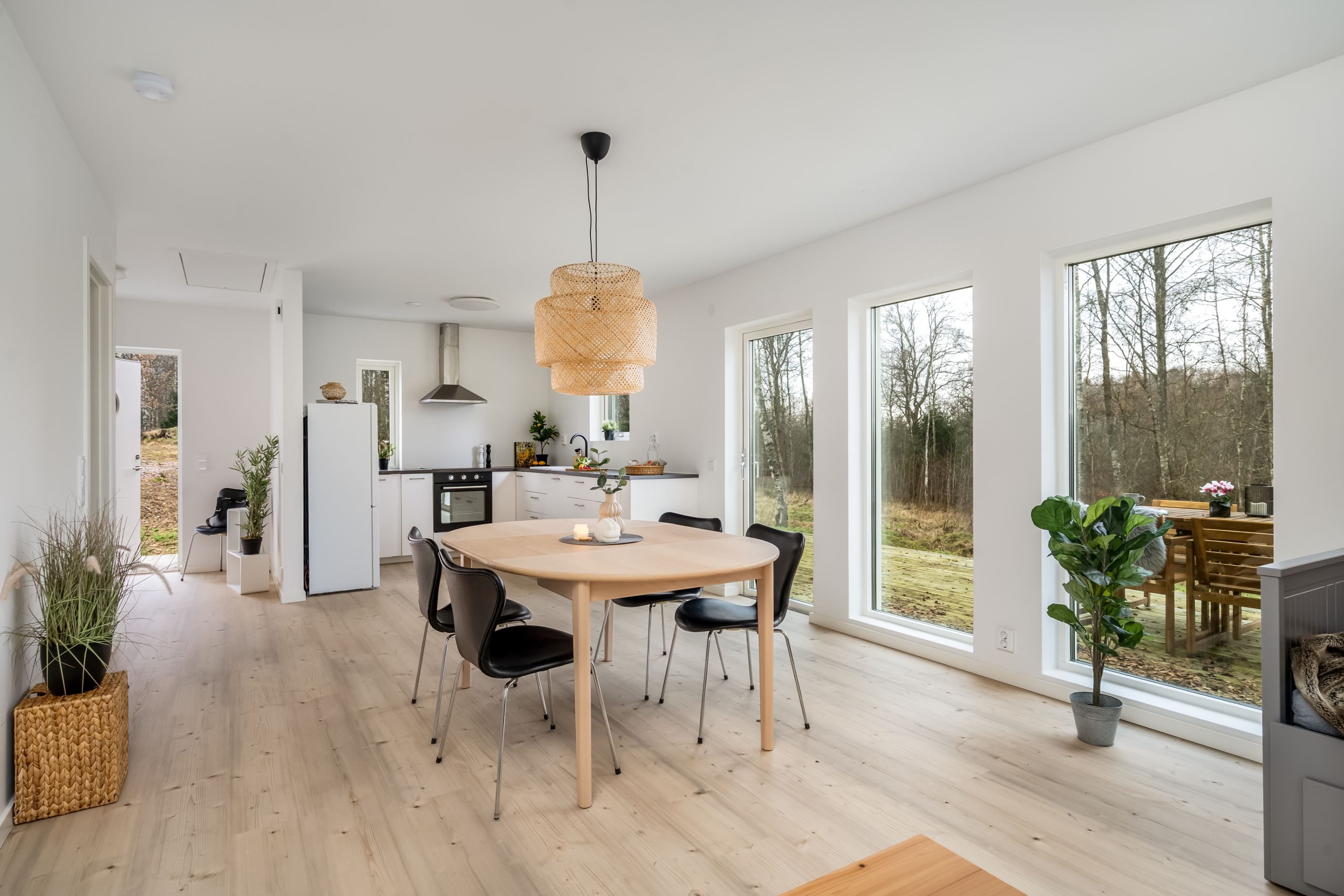 Öppen planlösning mellan vardagsrum och kök