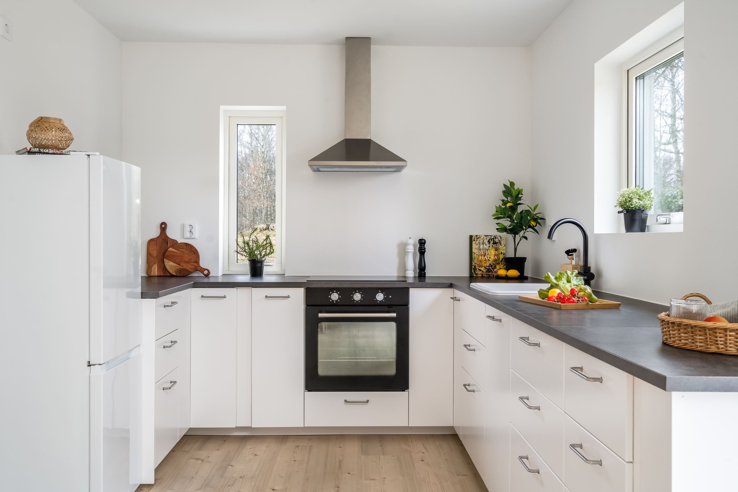 Ljust kök med gott om arbetsyta