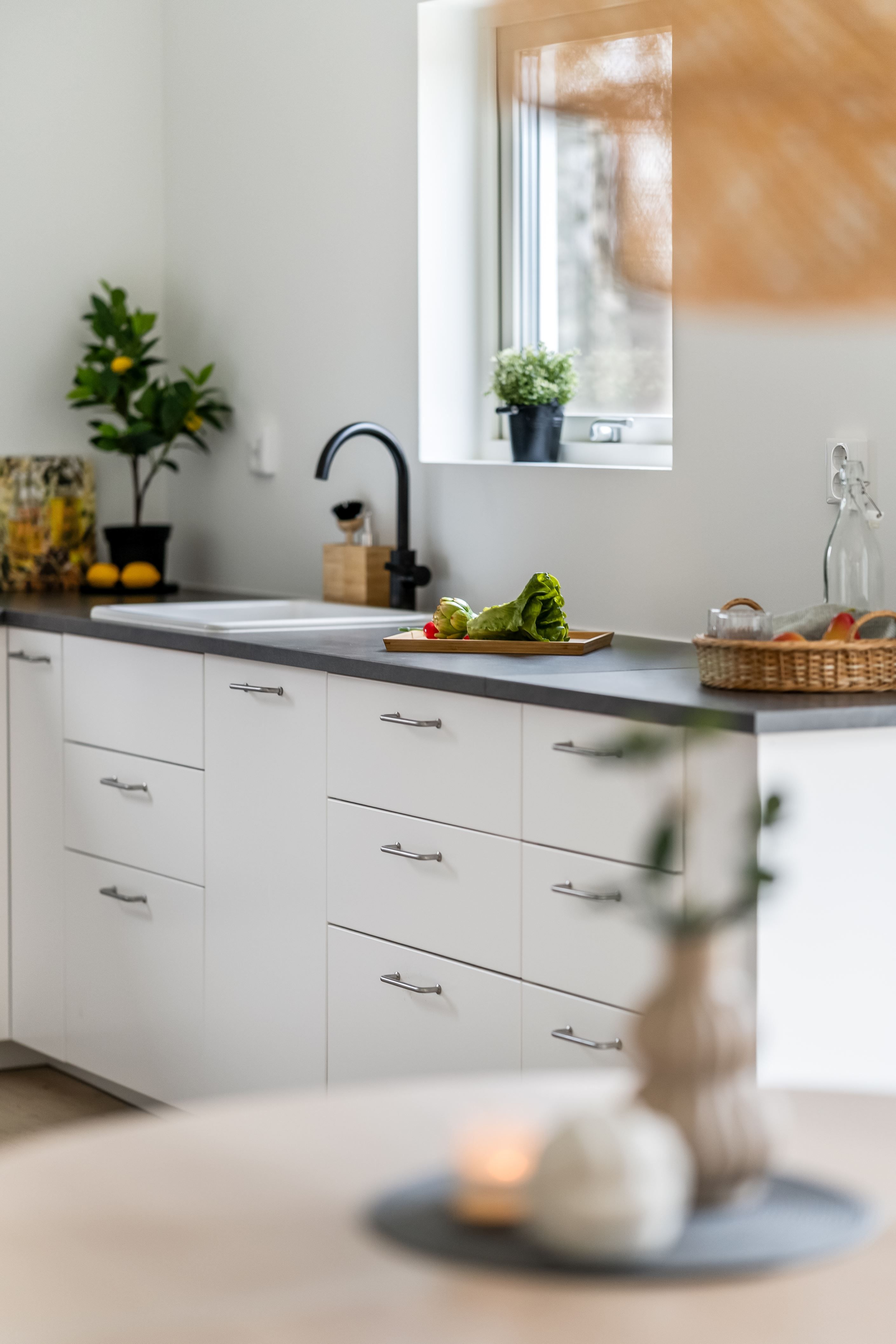 Laga mat med utsikt över ängar och skog