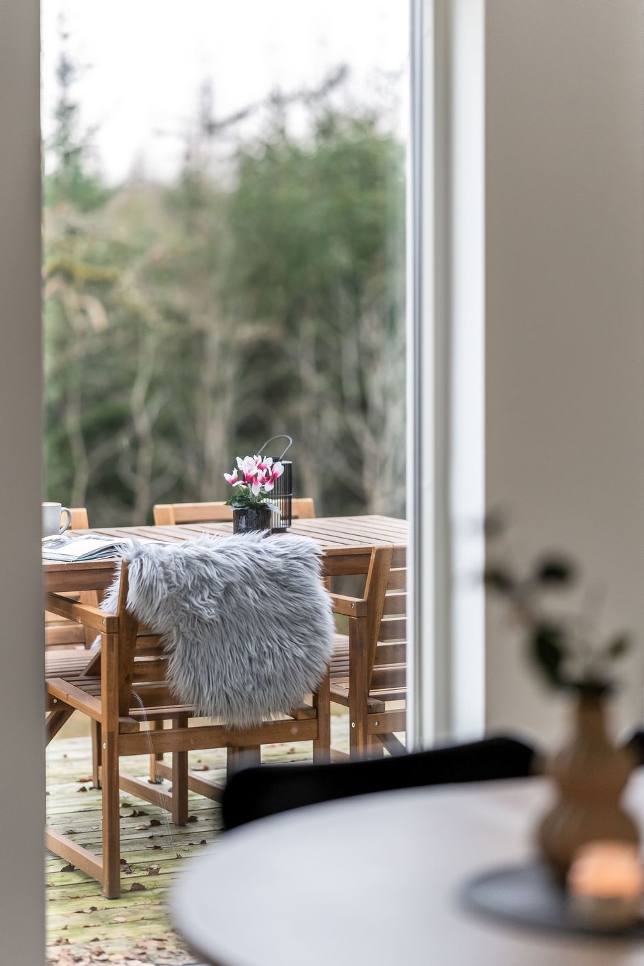 Ute och inne smälter ihop tack vare de stora fönstren