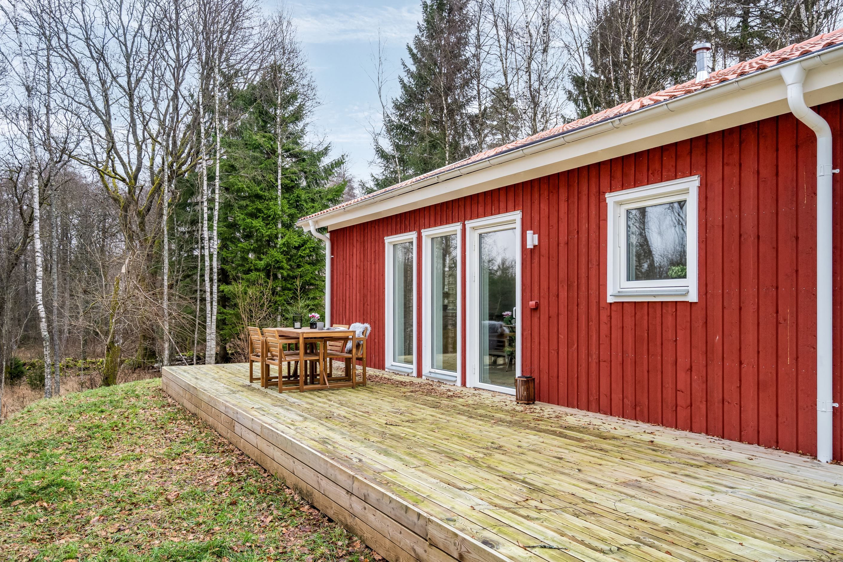 Altandörren leder direkt till uteplatsen