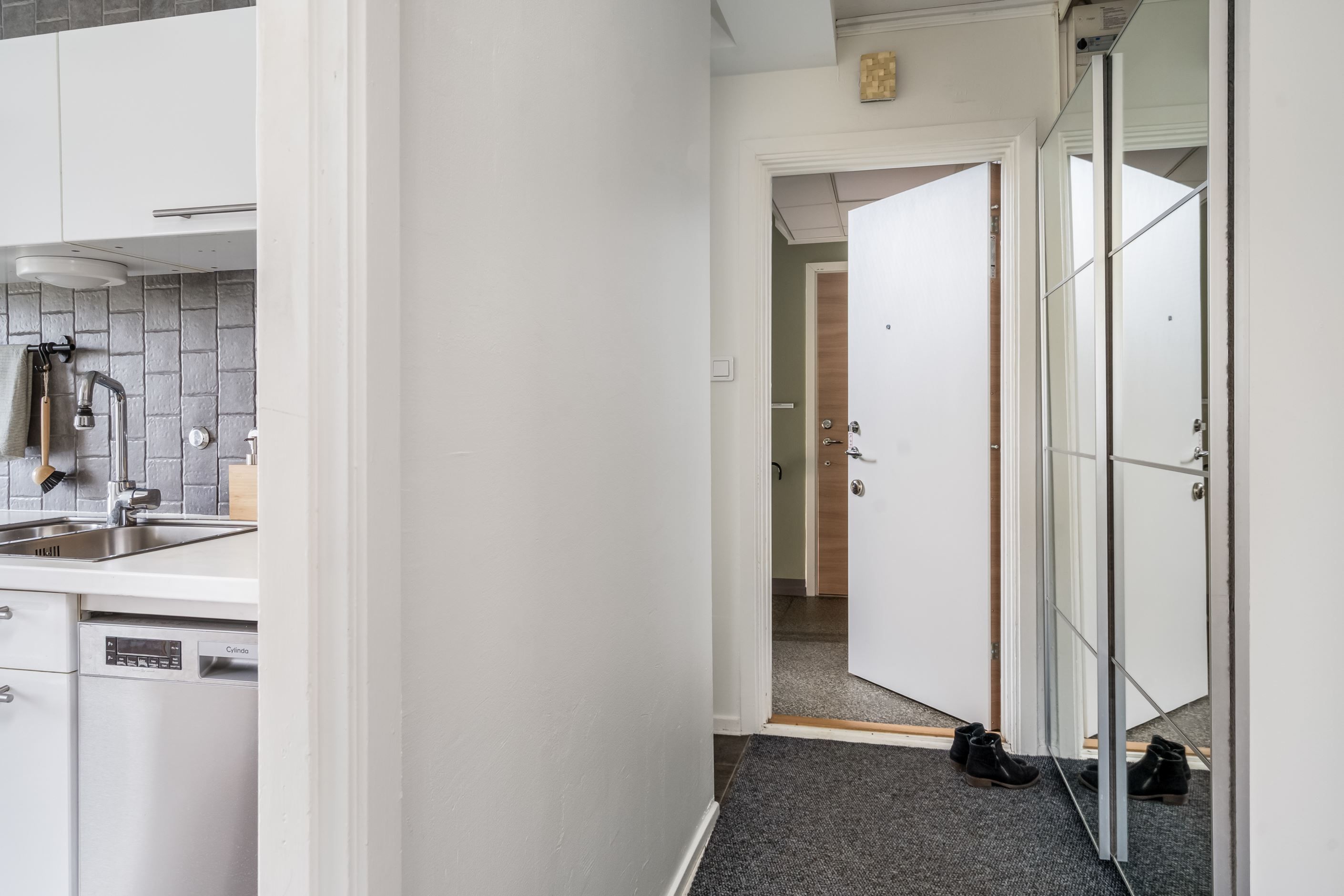 Välkomnande hall med stor garderob