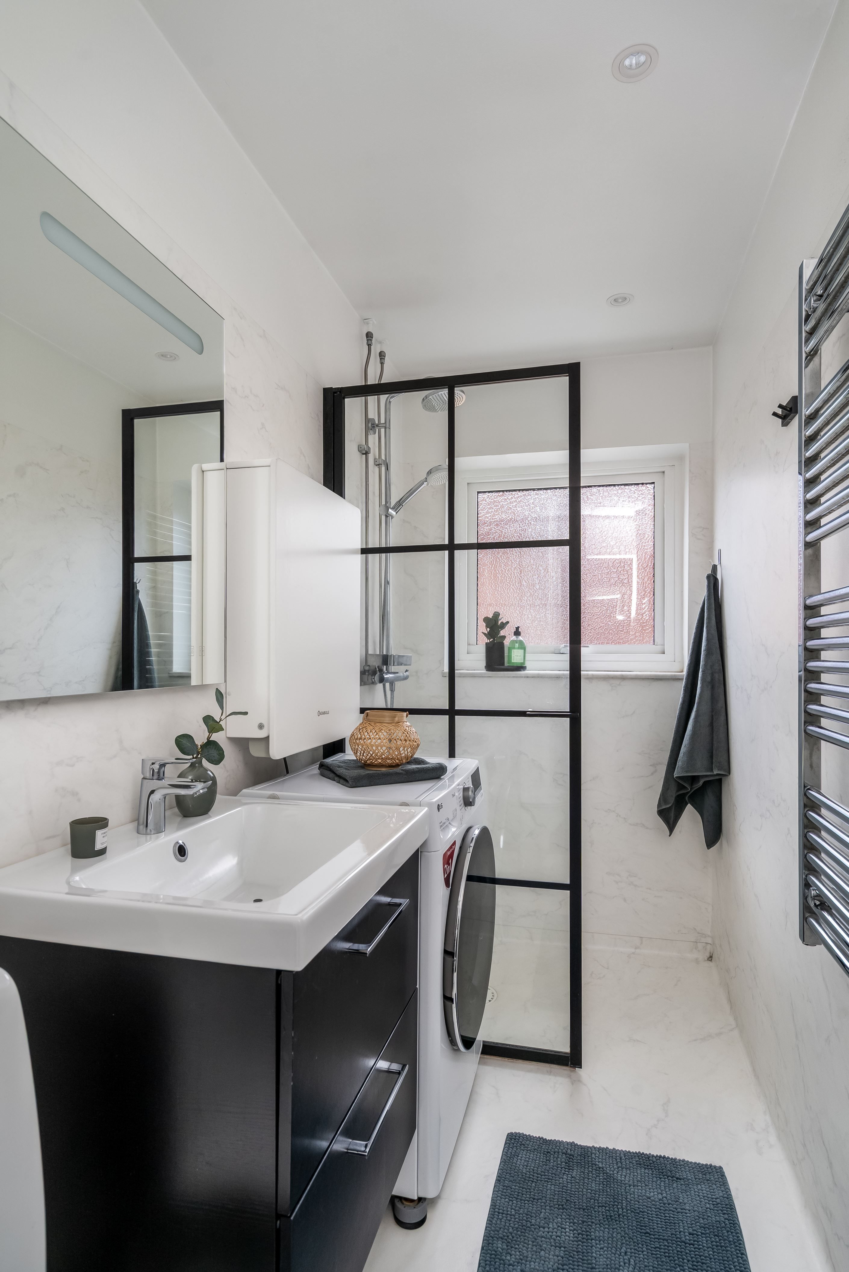 Ljust och fräscht duschrum