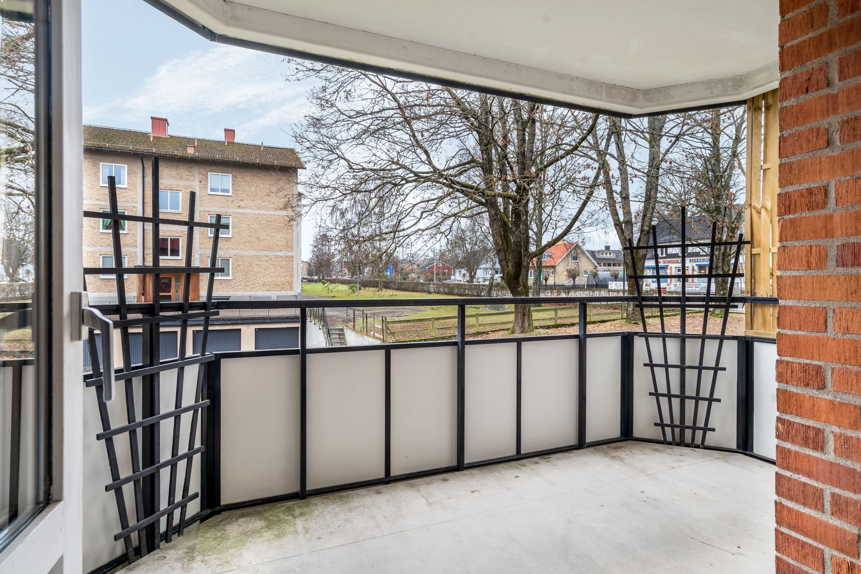 Stor balkong i västerläge