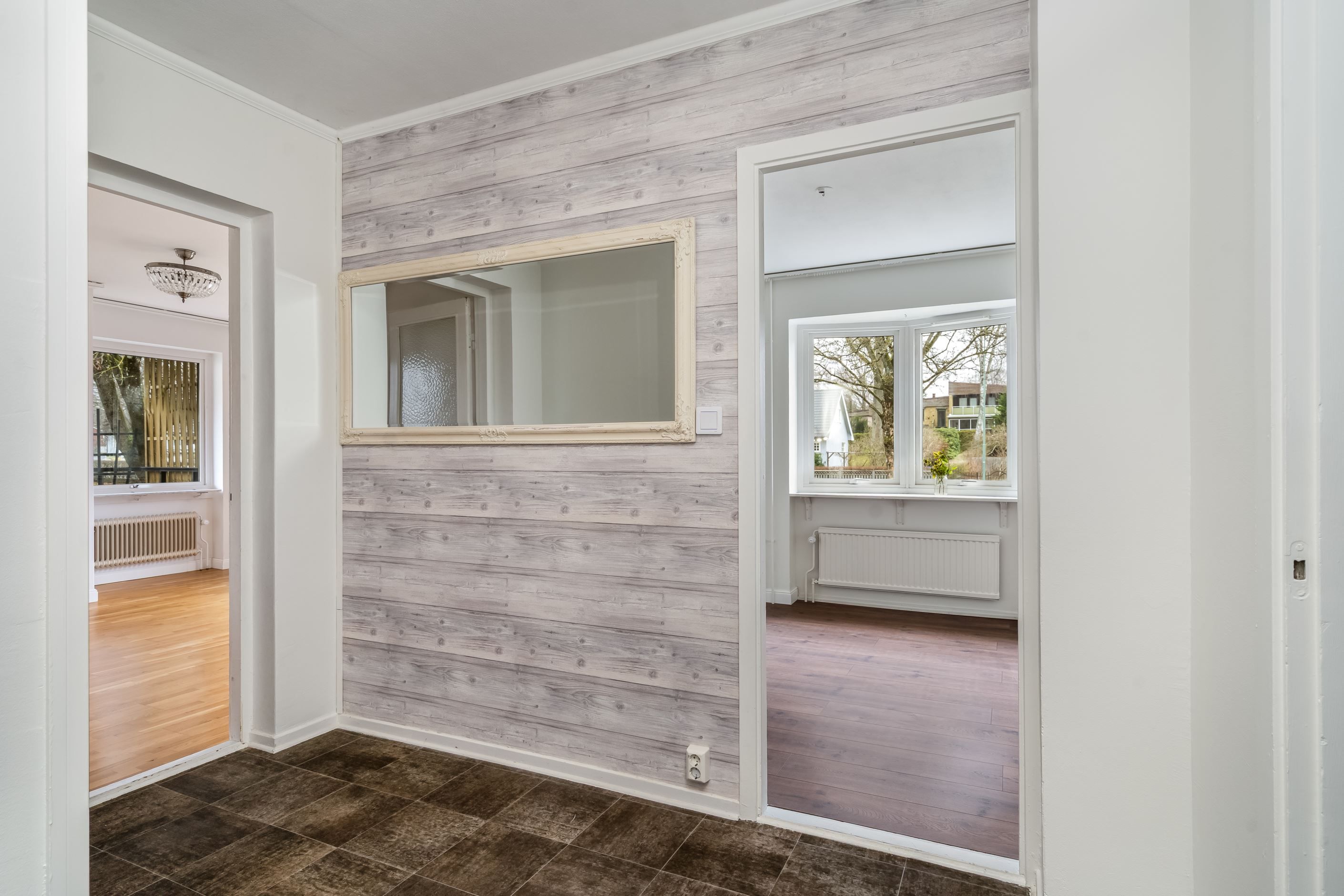 Rymlig hall i vinkel