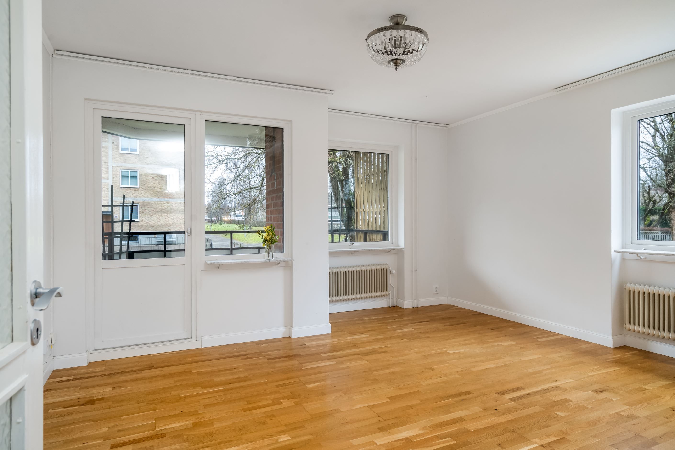 Ljust vardagsrum med vacker ekparkett