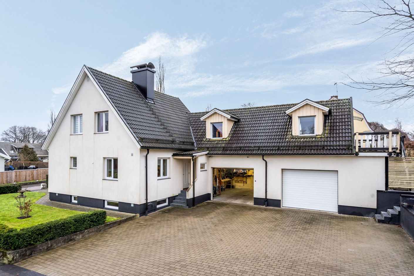 Stort praktiskt dubbelgarage med lägenhet ovanpå