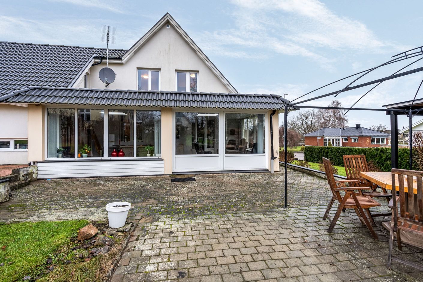 Vinterträdgården i direkt anslutning till uteplatsen