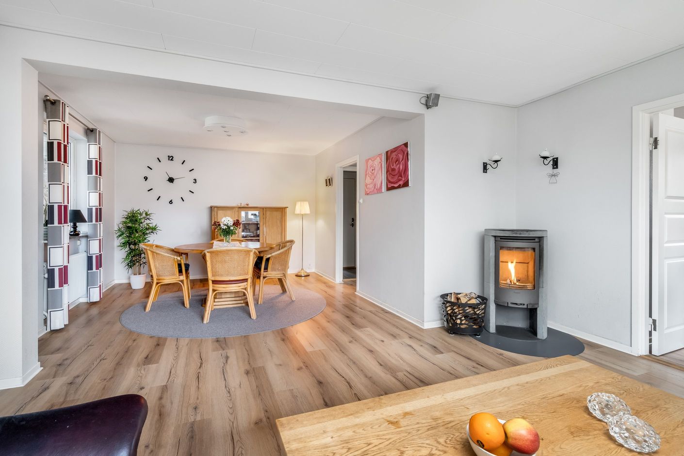 Stor matplats och kamin i vardagsrummet