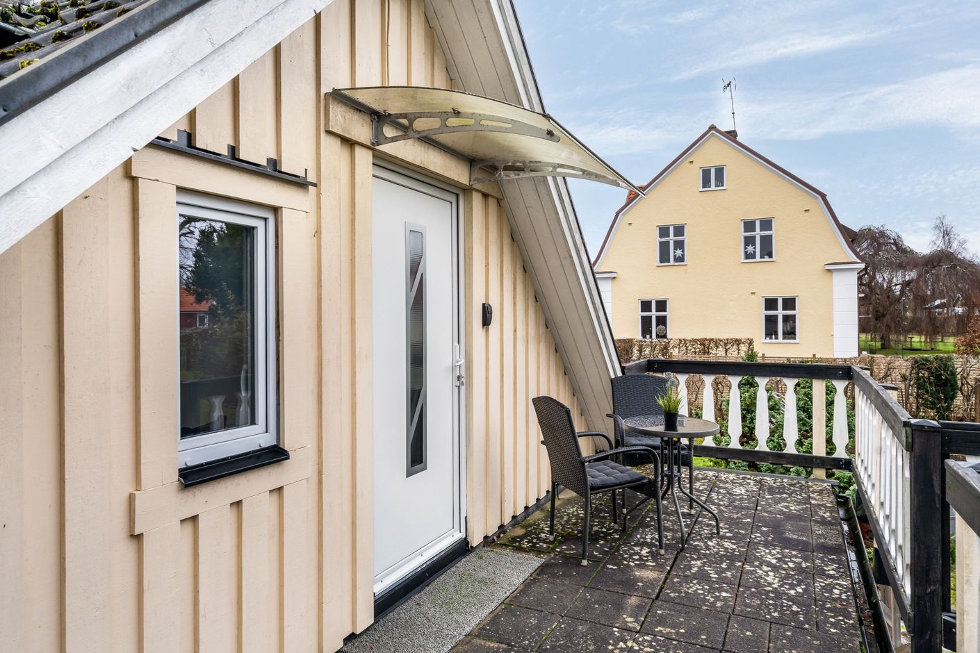 Entré till lägenhet och balkong