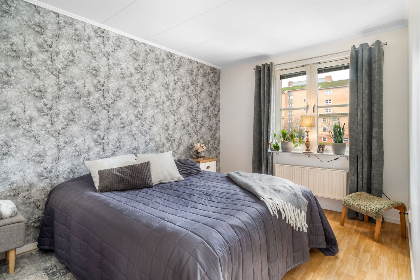 Stort sovrum med hel garderobsvägg