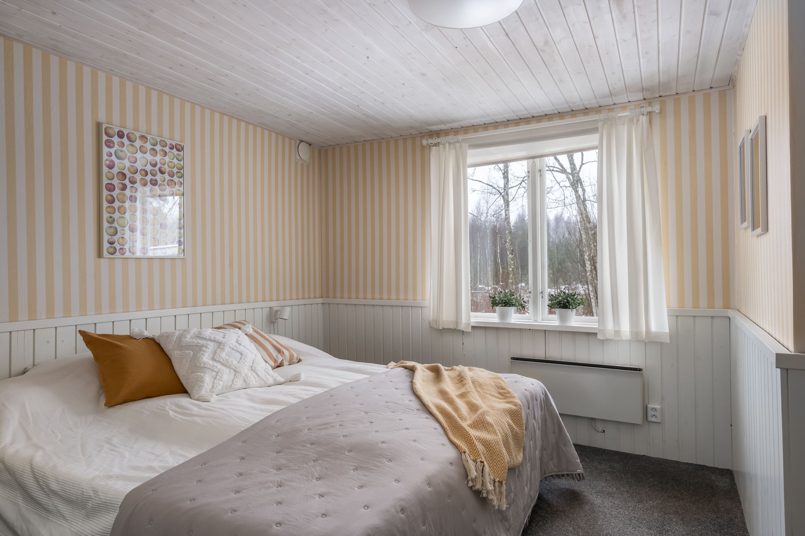 Stort mysigt sovrum på entréplan