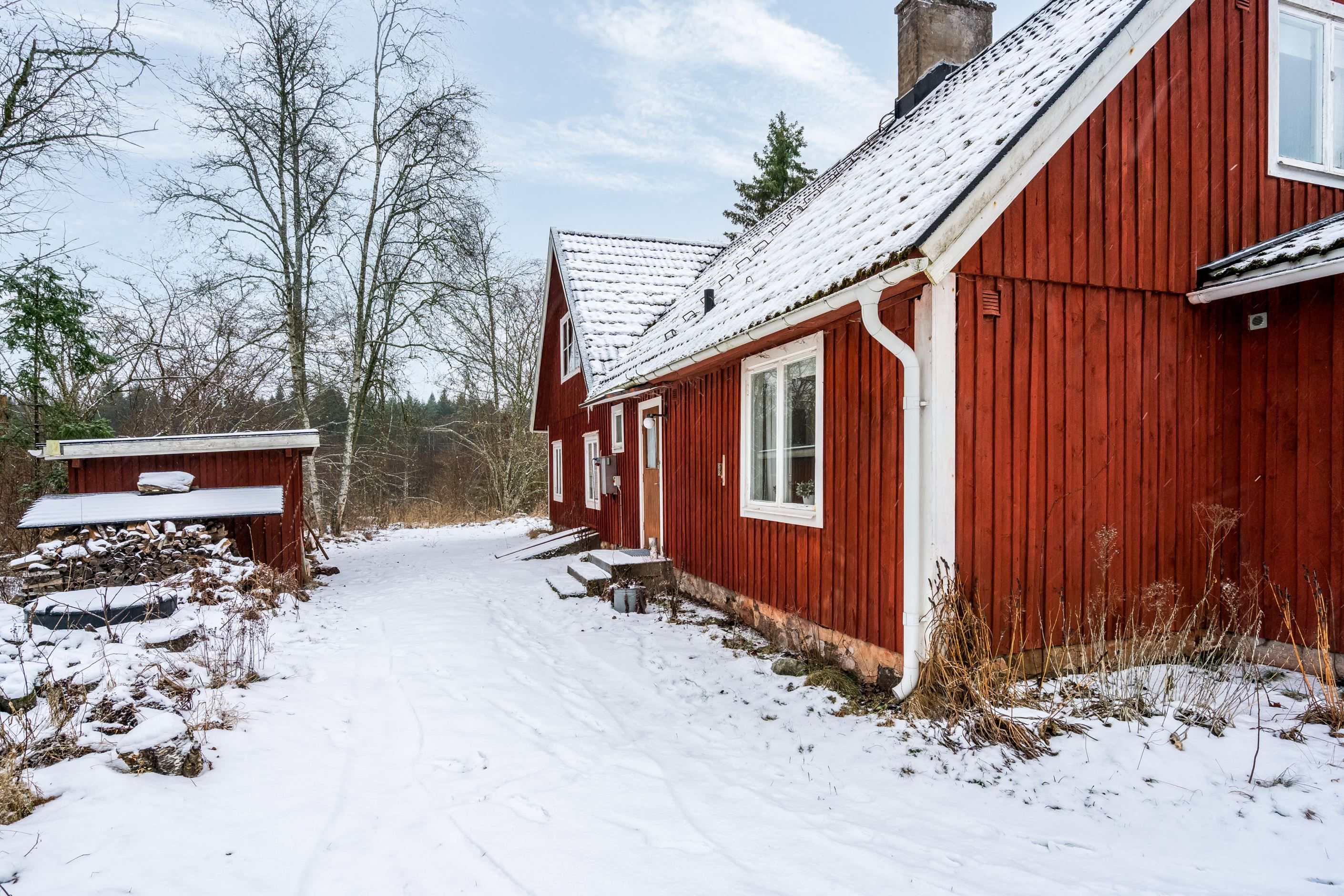Praktiskt vedförråd precis utanför huset