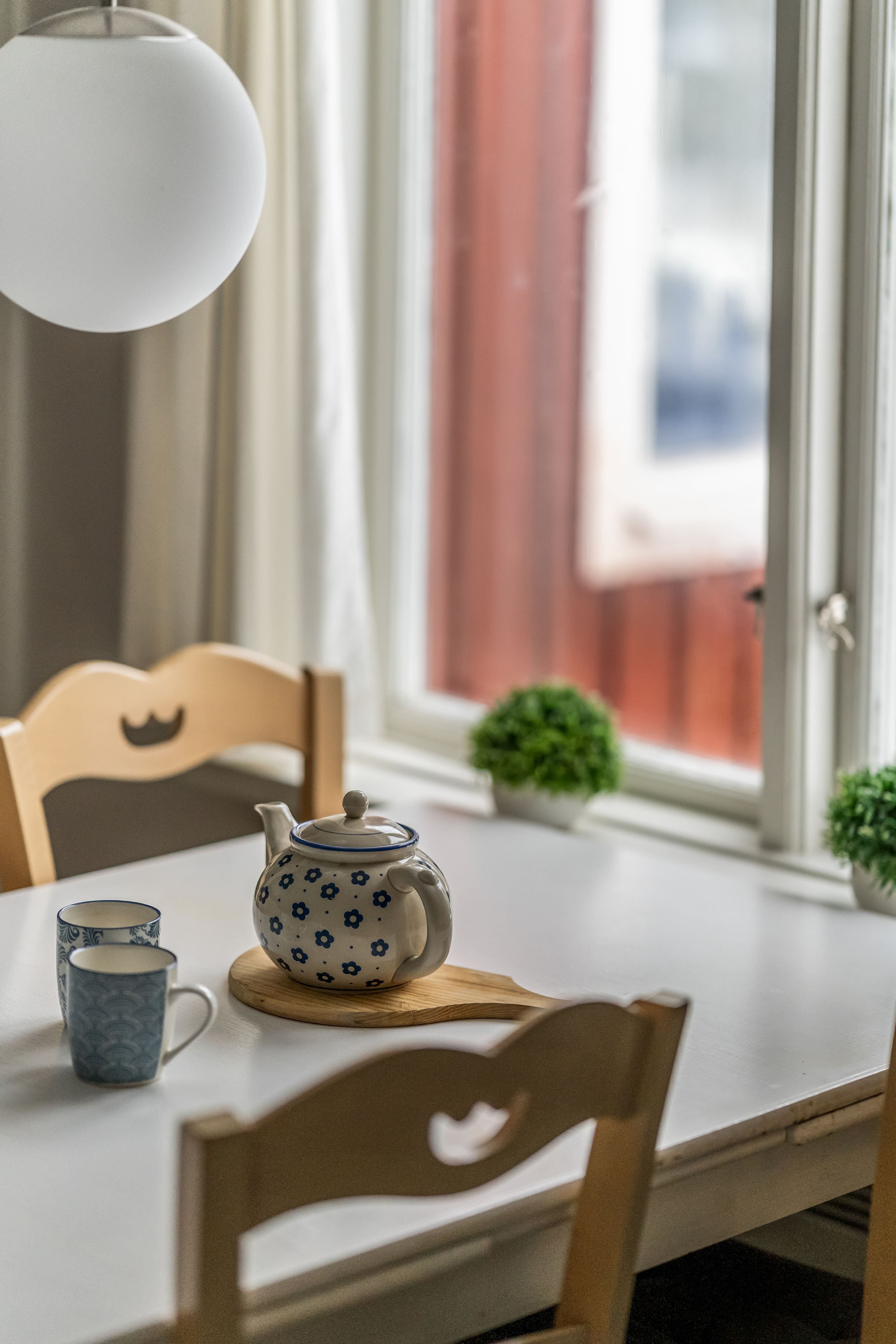 Njut av en kopp te och upplev naturen utanför fönstret