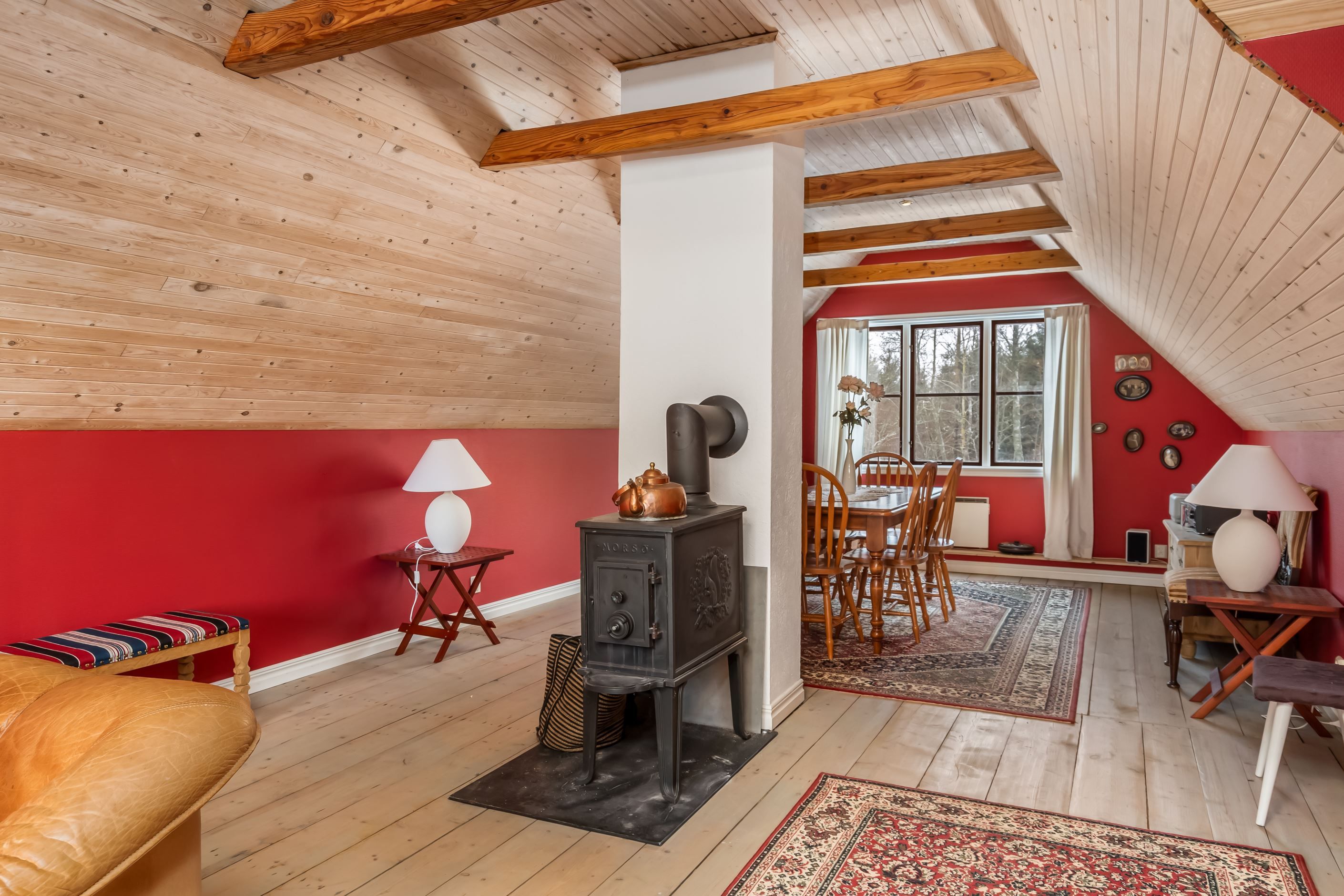 Gjutjärnskamin centralt placerad i allrummet