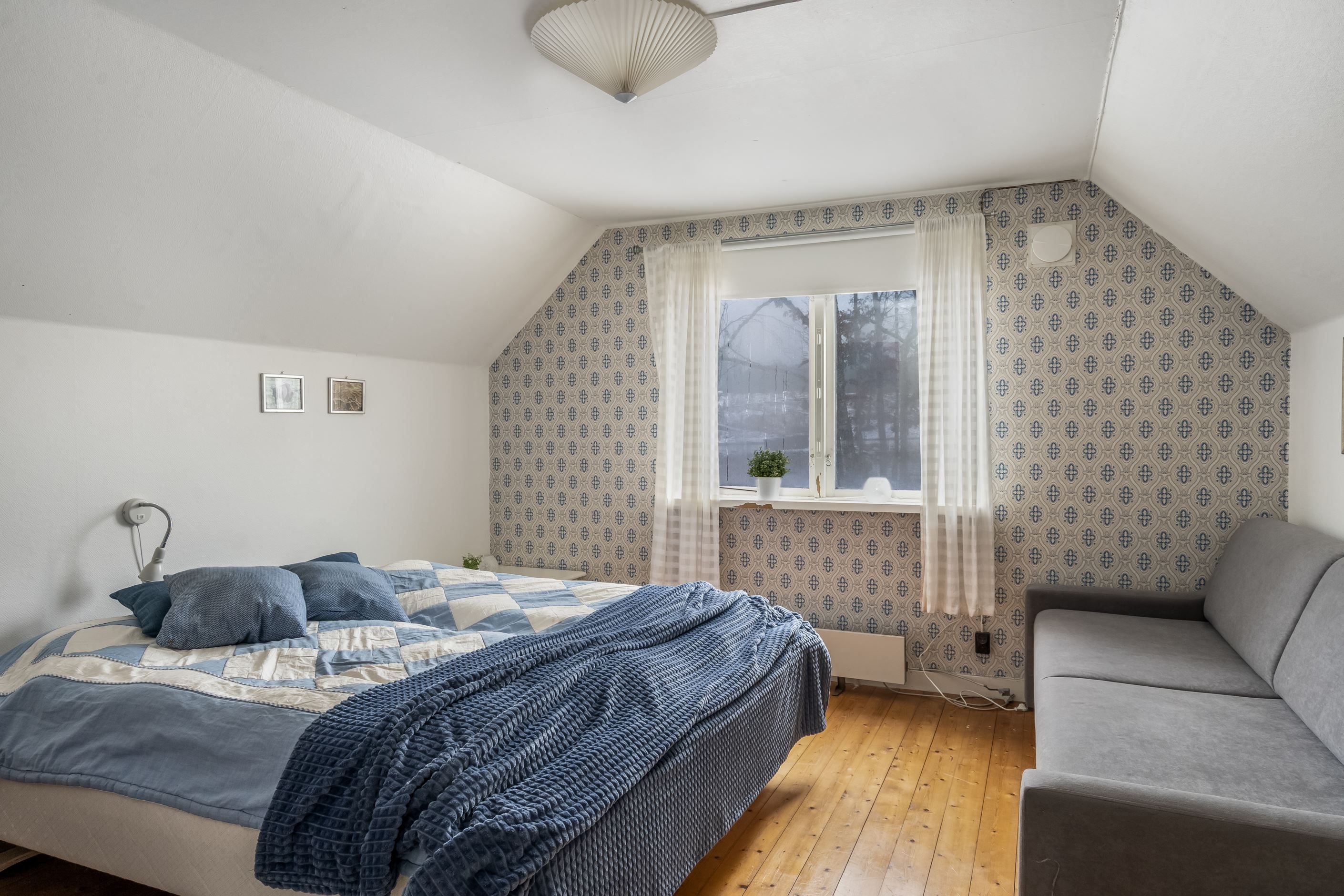 Stort sovrum på övre plan