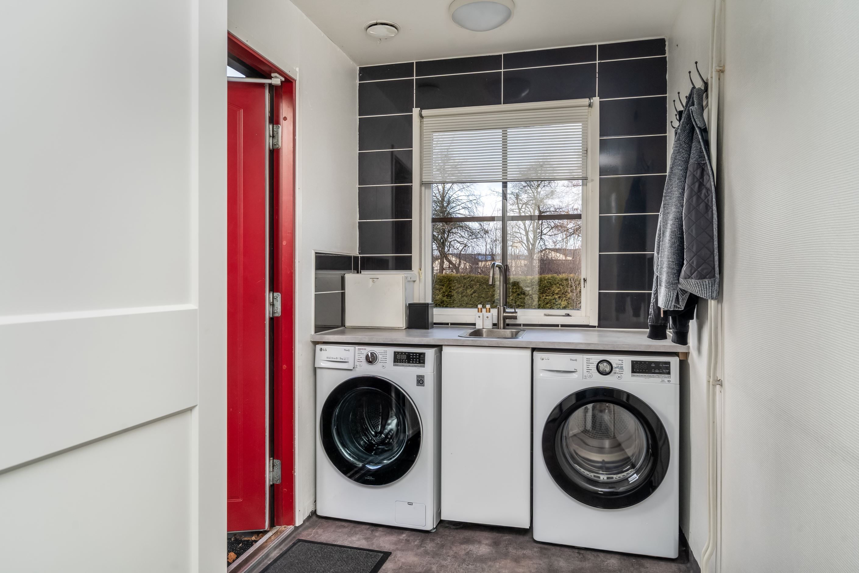 Tvättstuga med entré från uppfarten