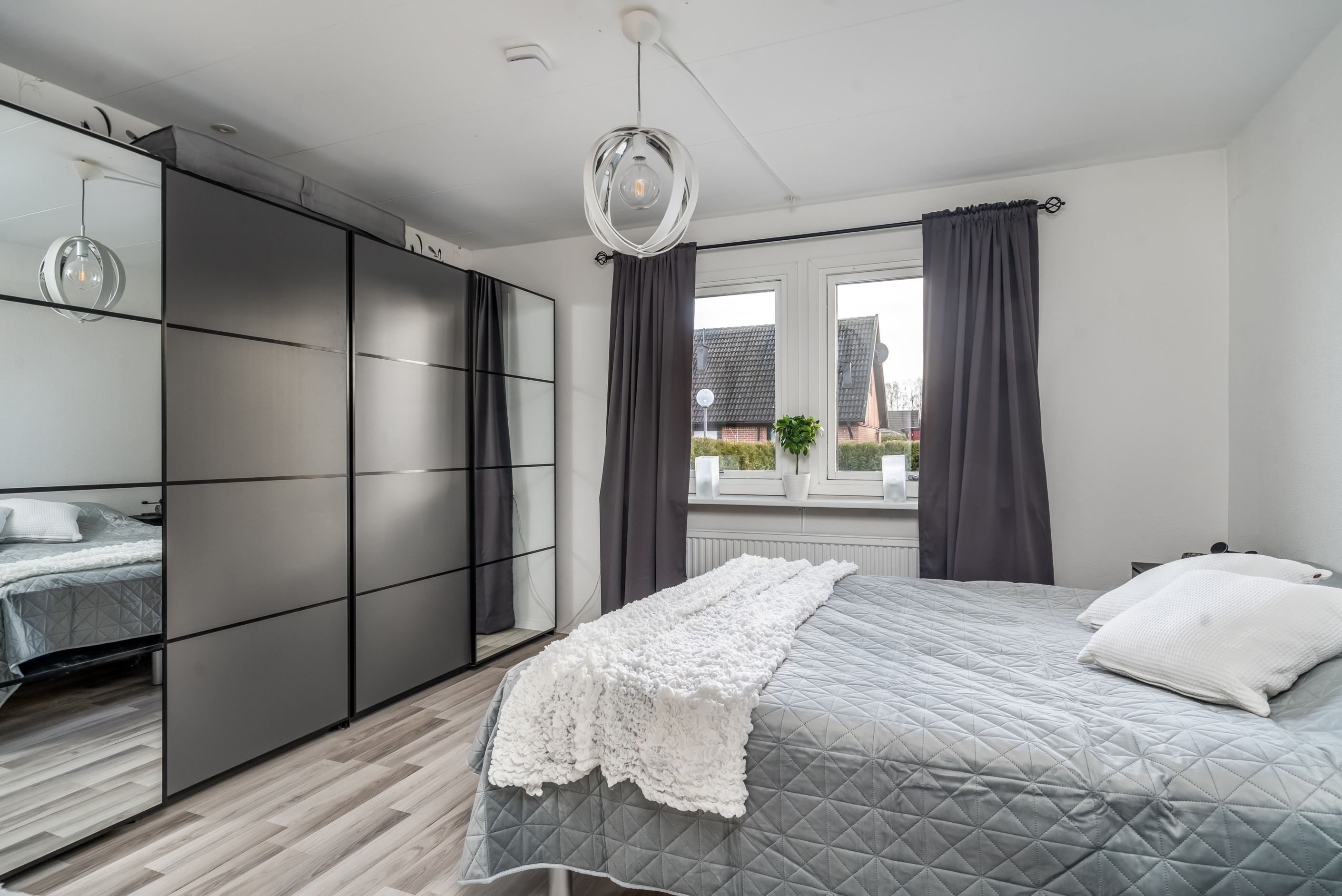 Stort sovrum på entréplan