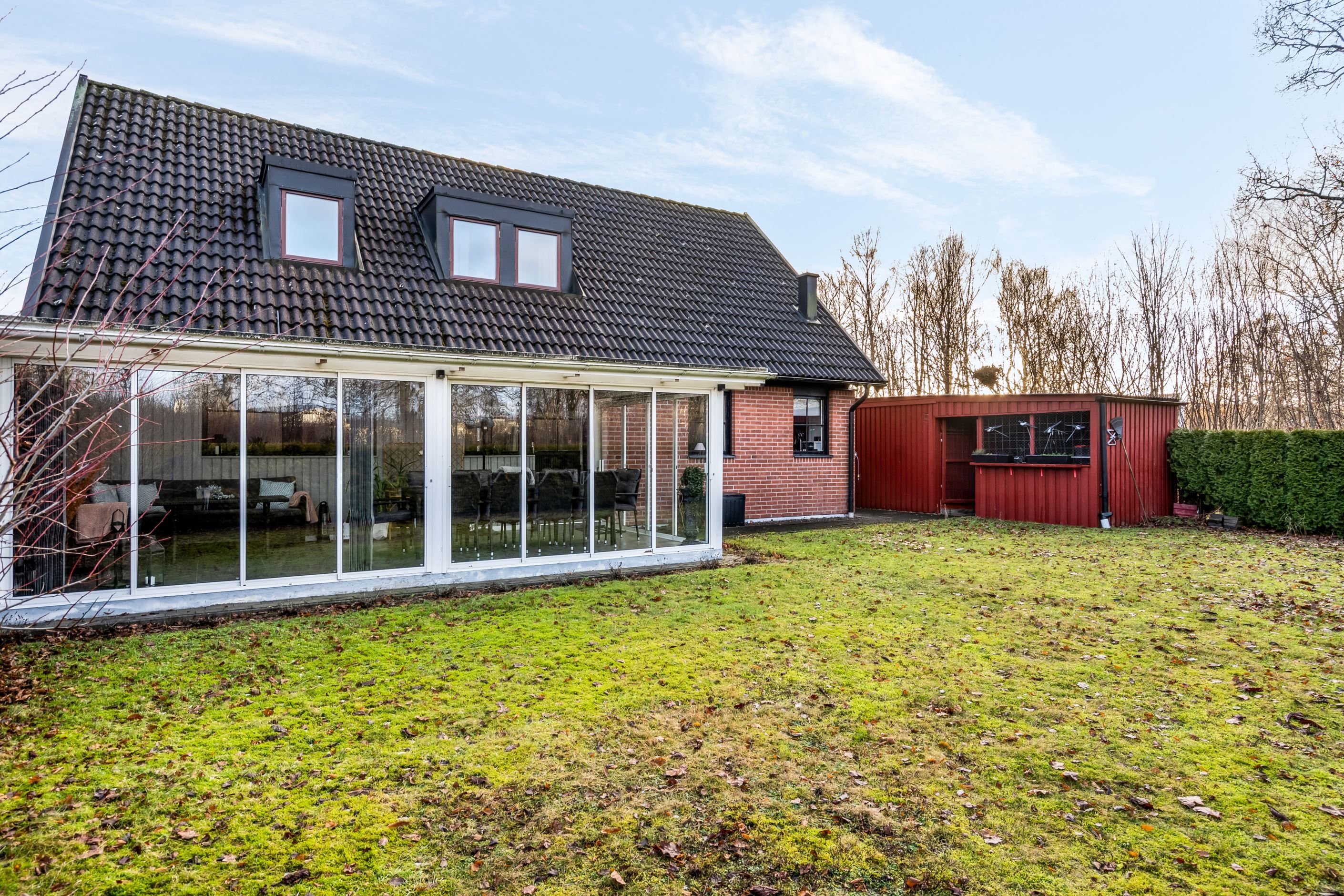 Uterum och förråd på baksidan av huset