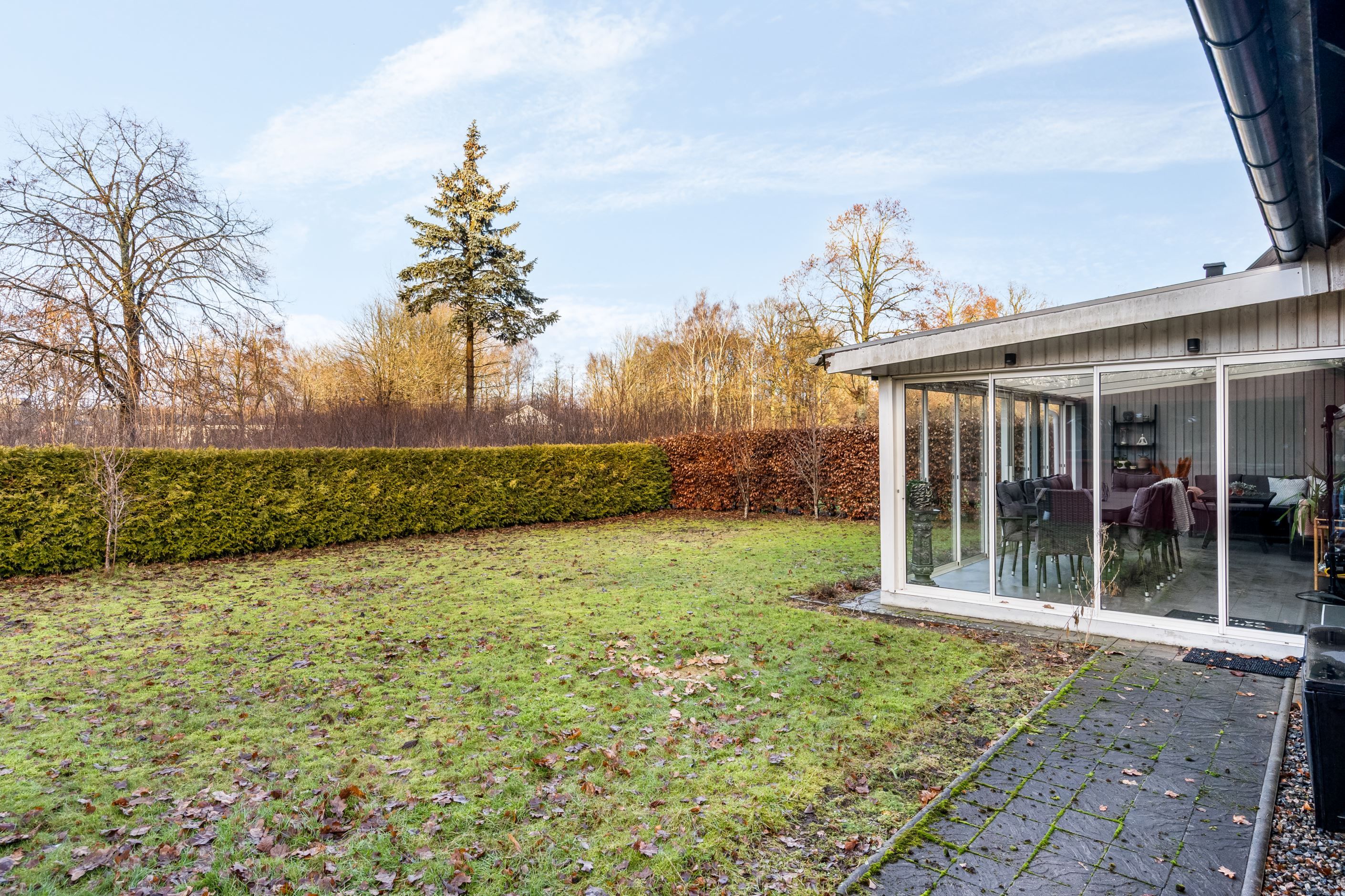 Insynsskyddande häckar runt hela tomten