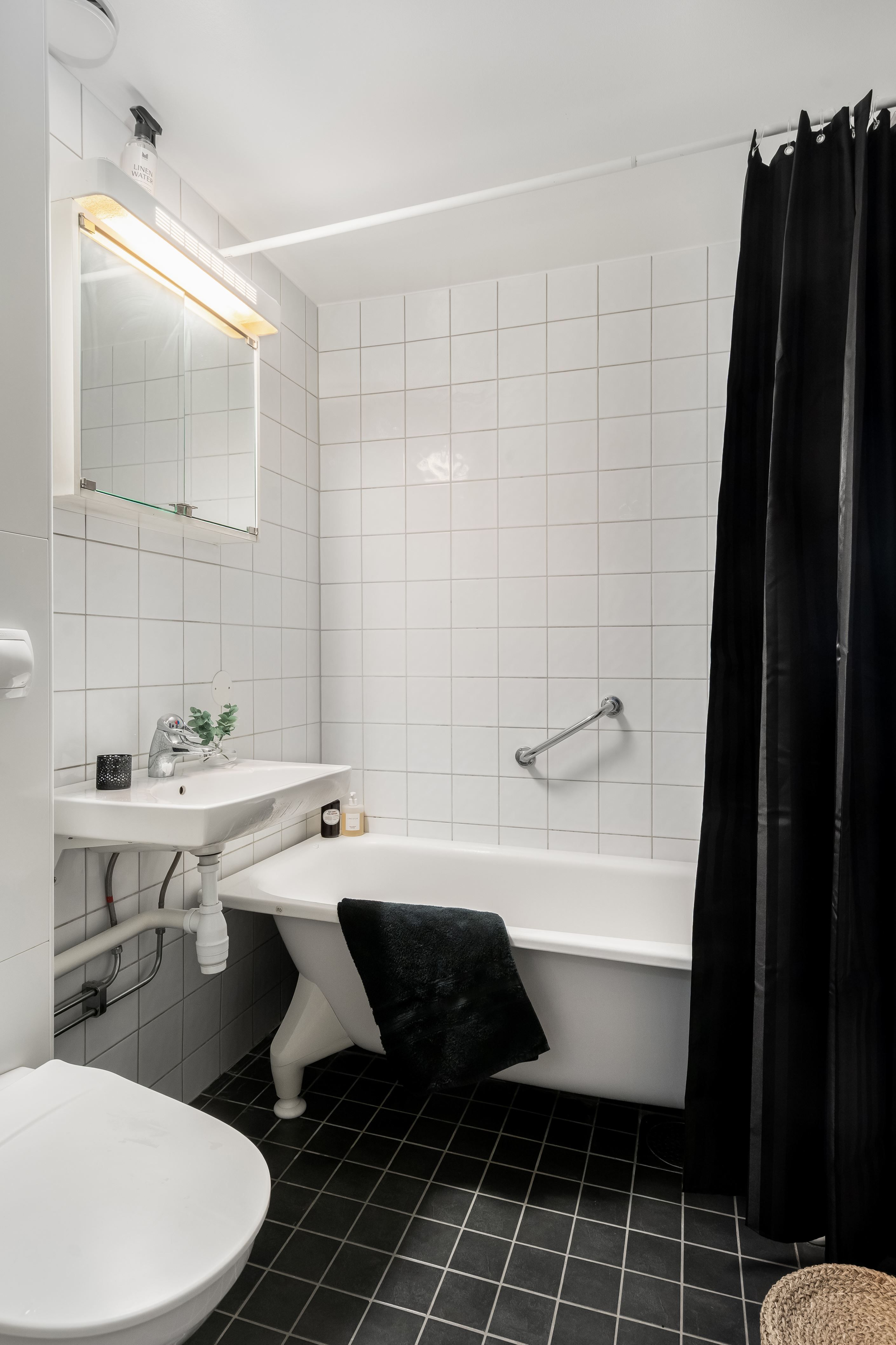 Helkaklat badrum med vägghängd wc