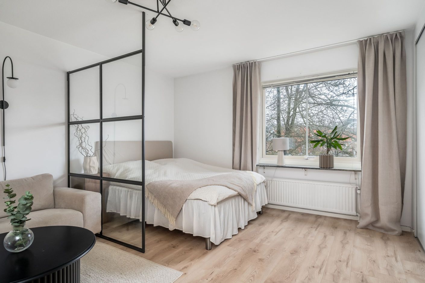 Stilfullt vardagsrum med ljusa materialval