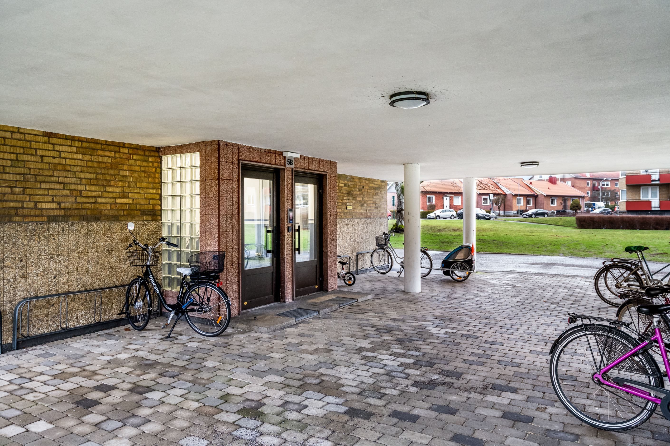 Praktiskt med entré och cykelparkering under tak