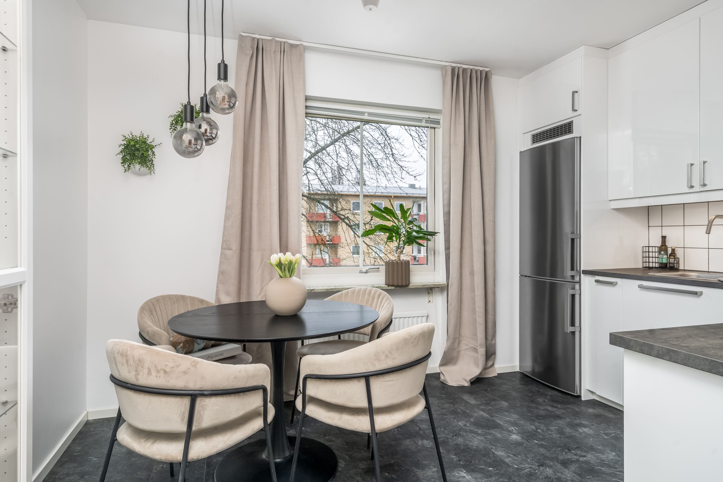 Rymligt kök med matplats