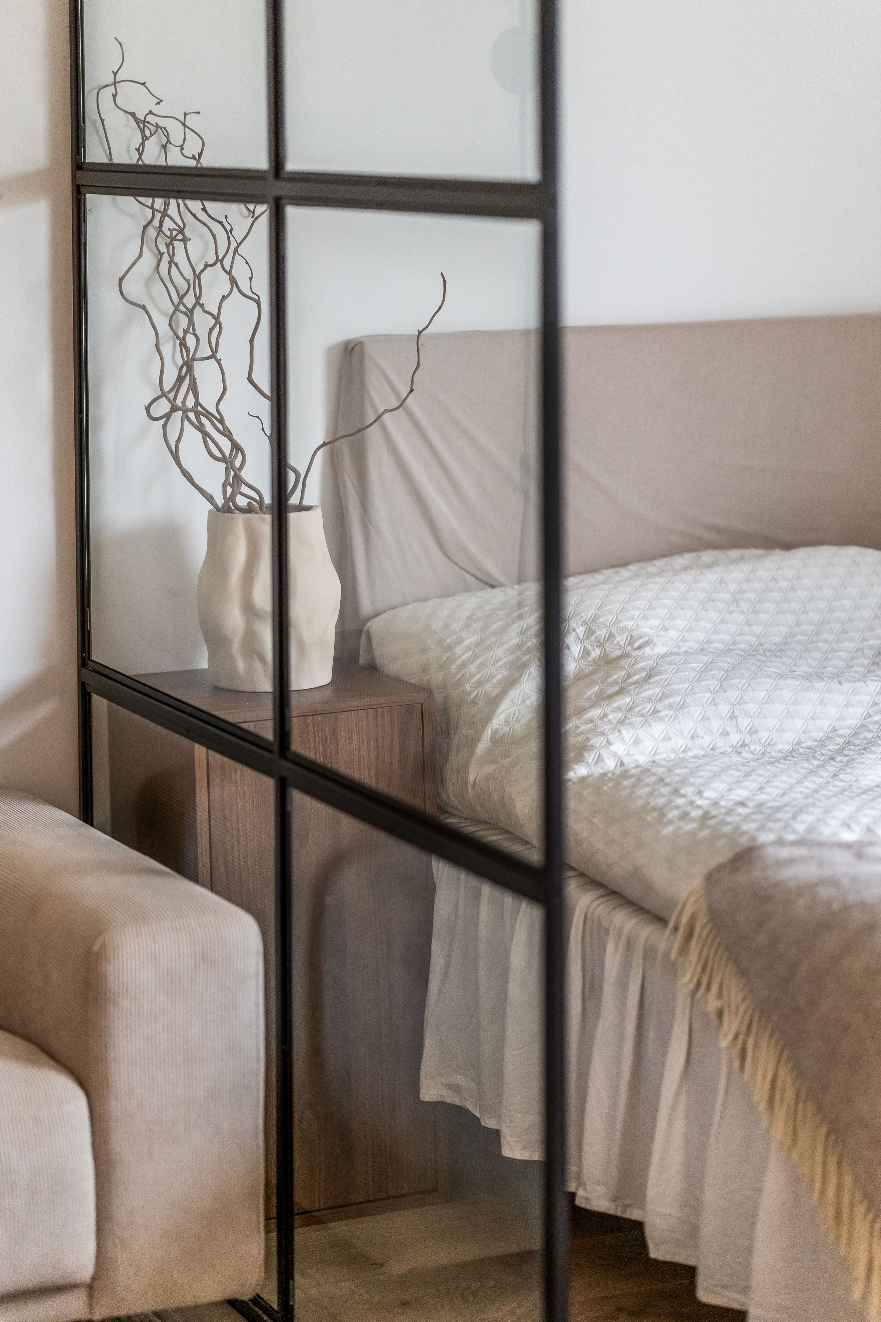 Praktisk rumsavdelare som släpper in ljuset i vardagsrummet