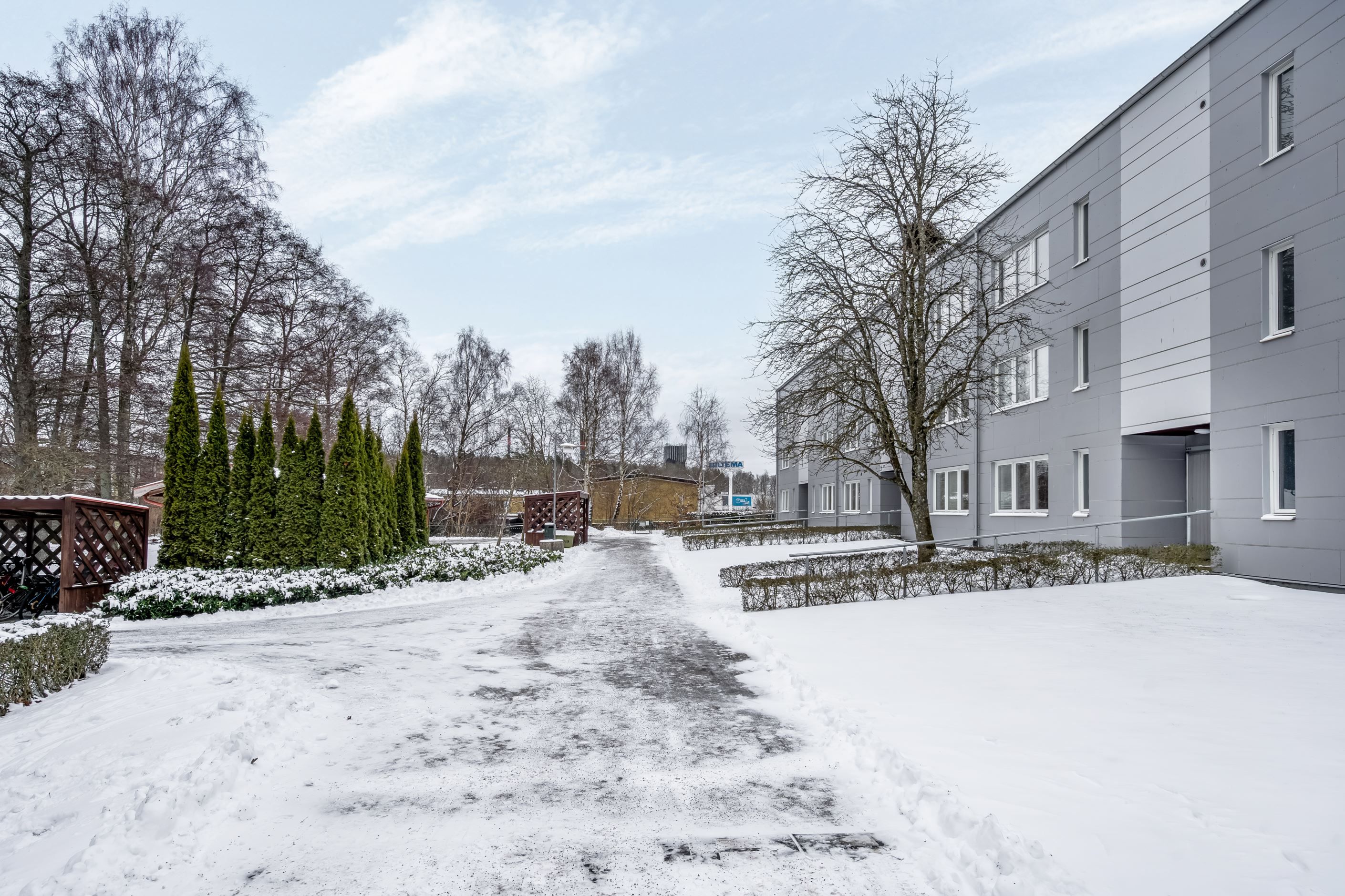 Trevligt område med träd och gräsytor